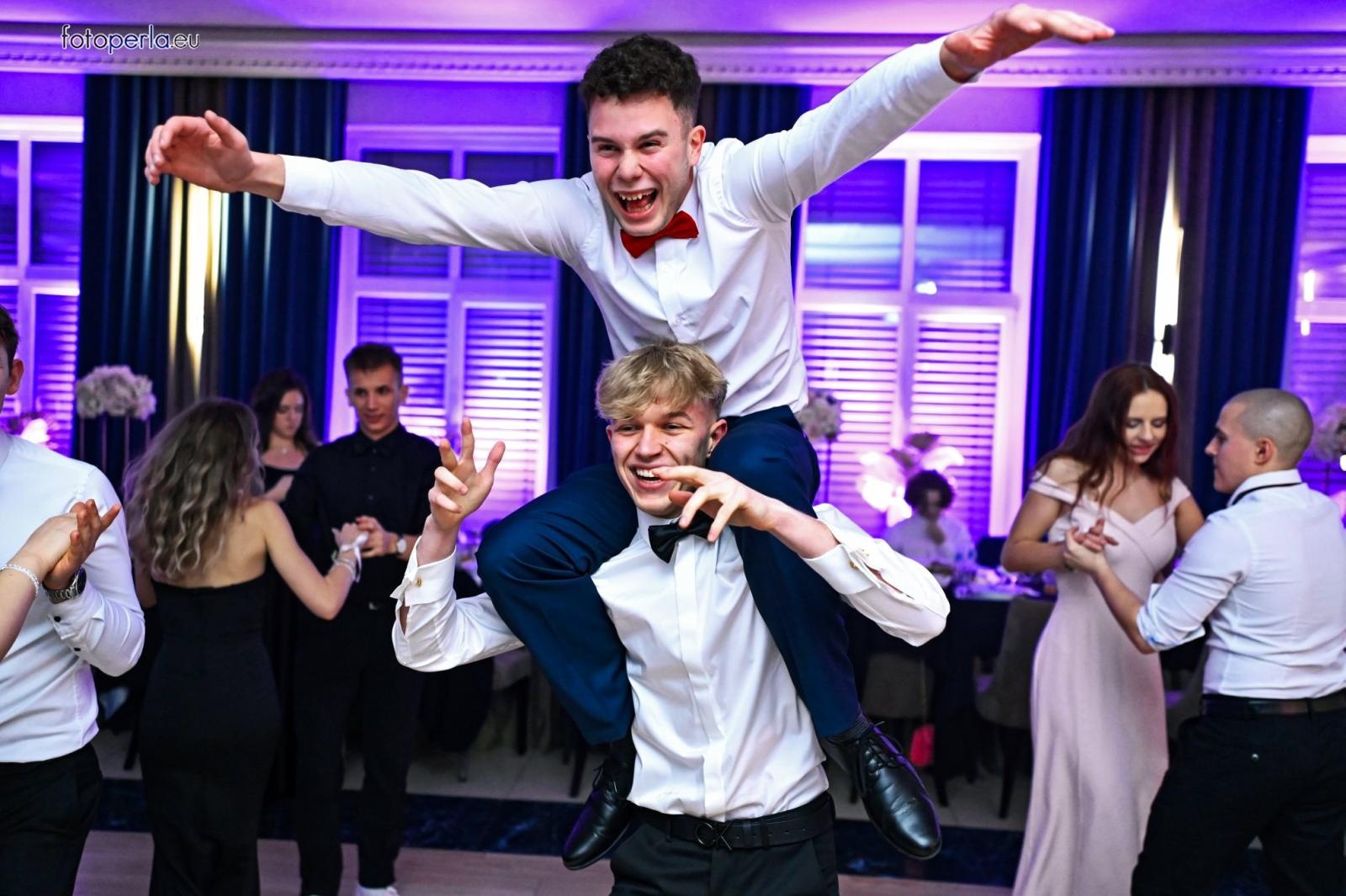 Zdjęcie w galerii na portalu naszraciborz.pl: Szampańska zabawa CKZiU nr 1 na studniówce w Rege w Bieńkowicach [FOTO i WIDEO] wiadomości z regionu