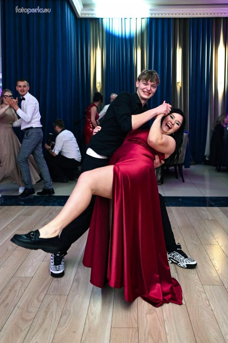 Zdjęcie w galerii na portalu naszraciborz.pl: Szampańska zabawa CKZiU nr 1 na studniówce w Rege w Bieńkowicach [FOTO i WIDEO] wiadomości z regionu