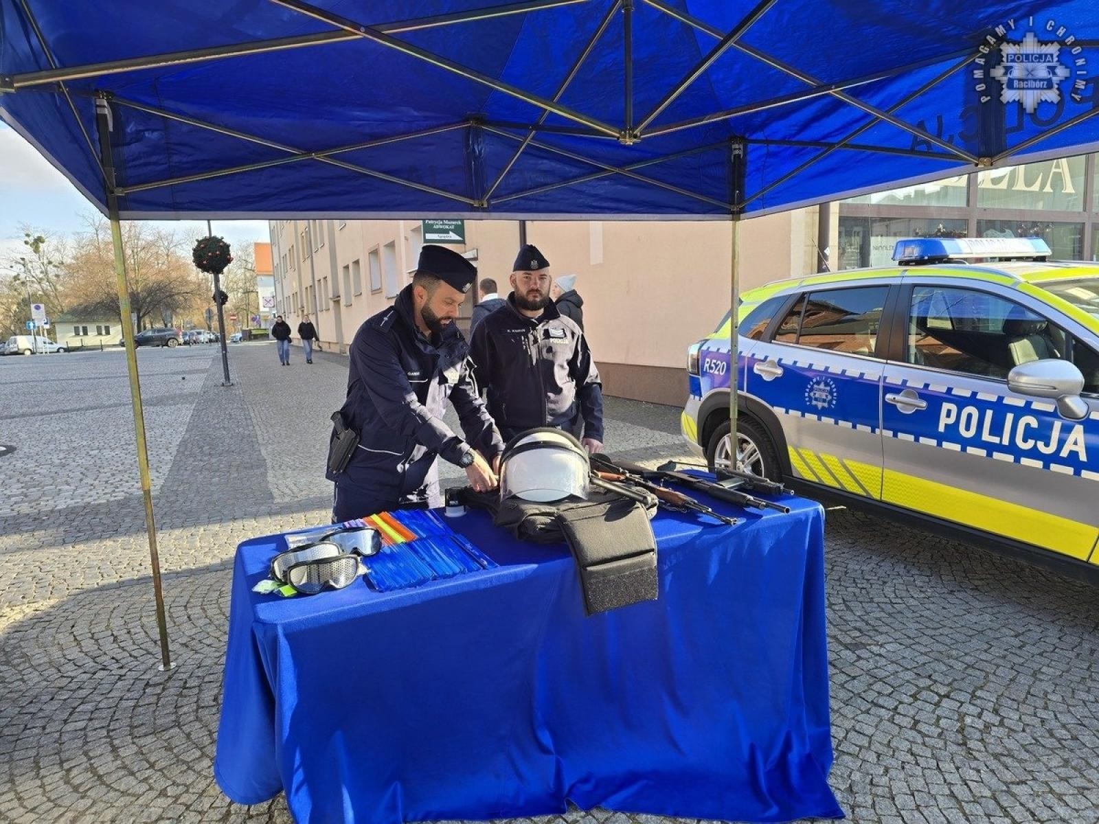 Zdjęcie w galerii na portalu naszraciborz.pl: Raciborscy policjanci na 33. Finale WOŚP wiadomości z regionu