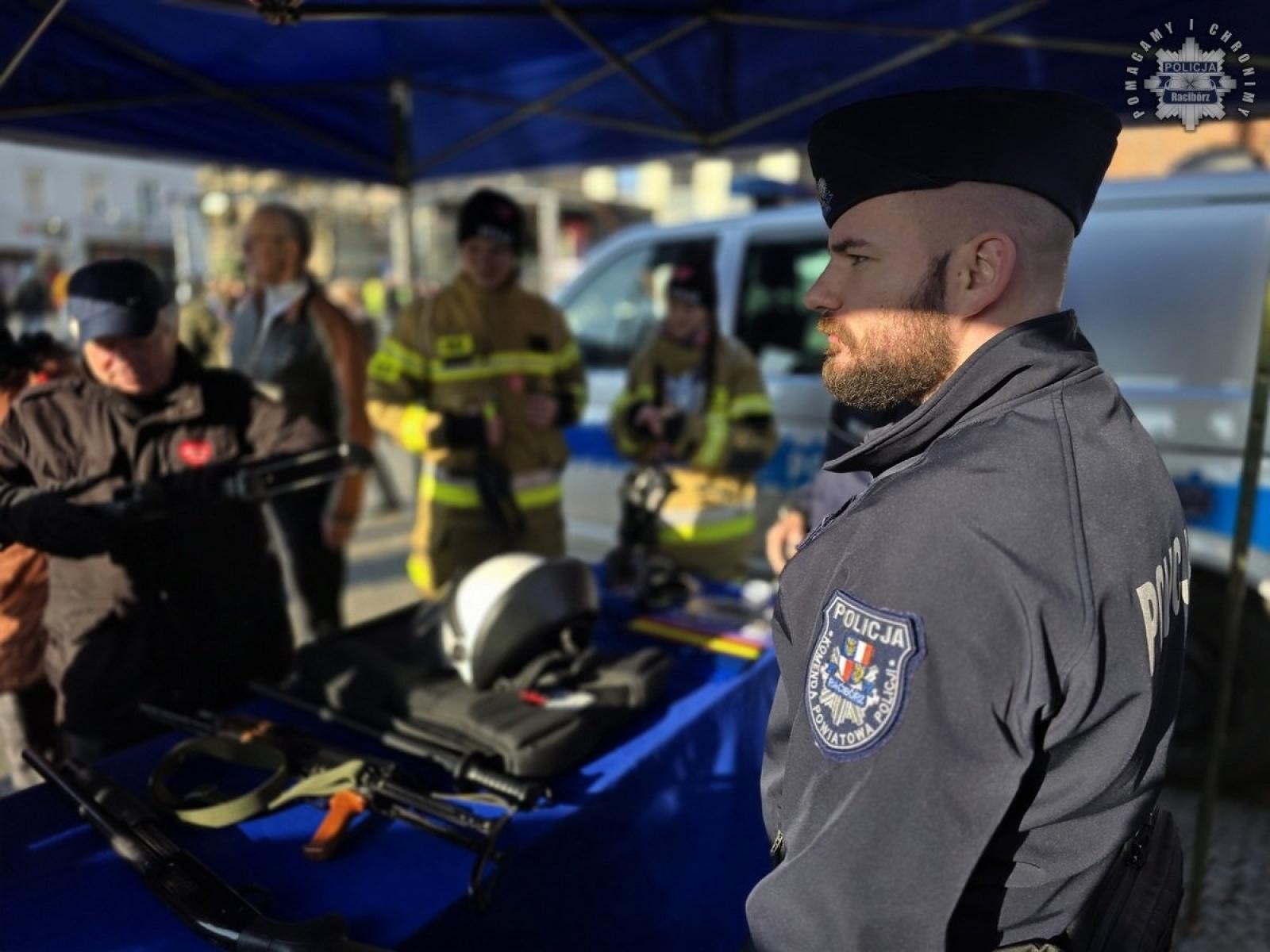 Zdjęcie w galerii na portalu naszraciborz.pl: Raciborscy policjanci na 33. Finale WOŚP wiadomości z regionu