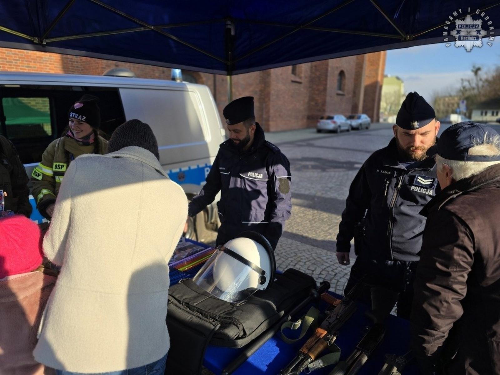 Zdjęcie w galerii na portalu naszraciborz.pl: Raciborscy policjanci na 33. Finale WOŚP wiadomości z regionu