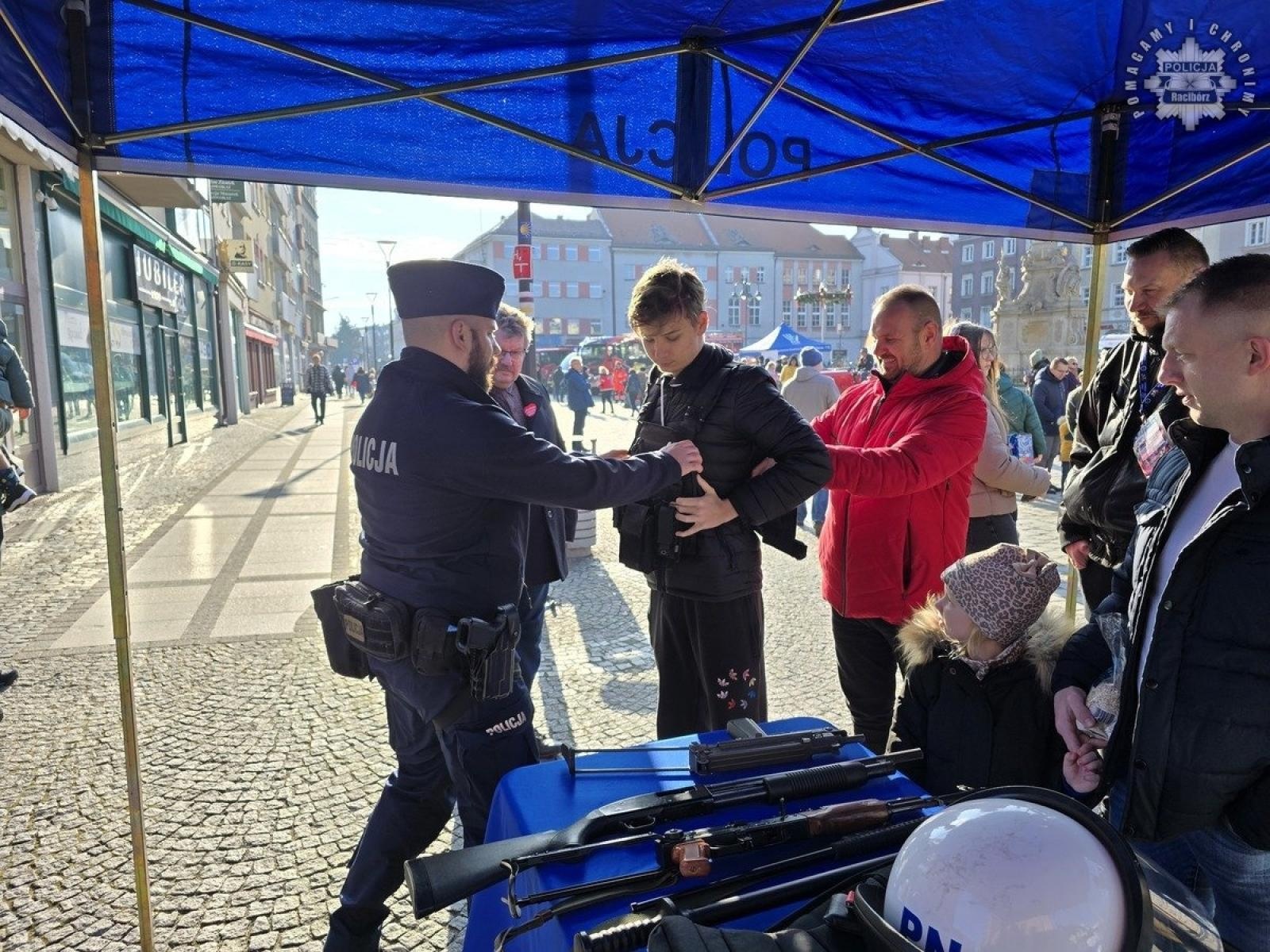 Zdjęcie w galerii na portalu naszraciborz.pl: Raciborscy policjanci na 33. Finale WOŚP wiadomości z regionu