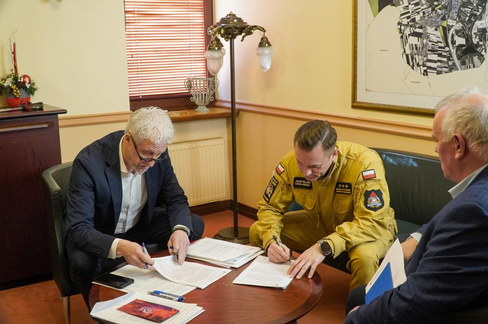 Zdjęcie w galerii na portalu naszraciborz.pl: Prezydent Raciborza spotkał się z Komendantem PSP – podpisano ważne porozumienia dla bezpieczeństwa miasta wiadomości z regionu