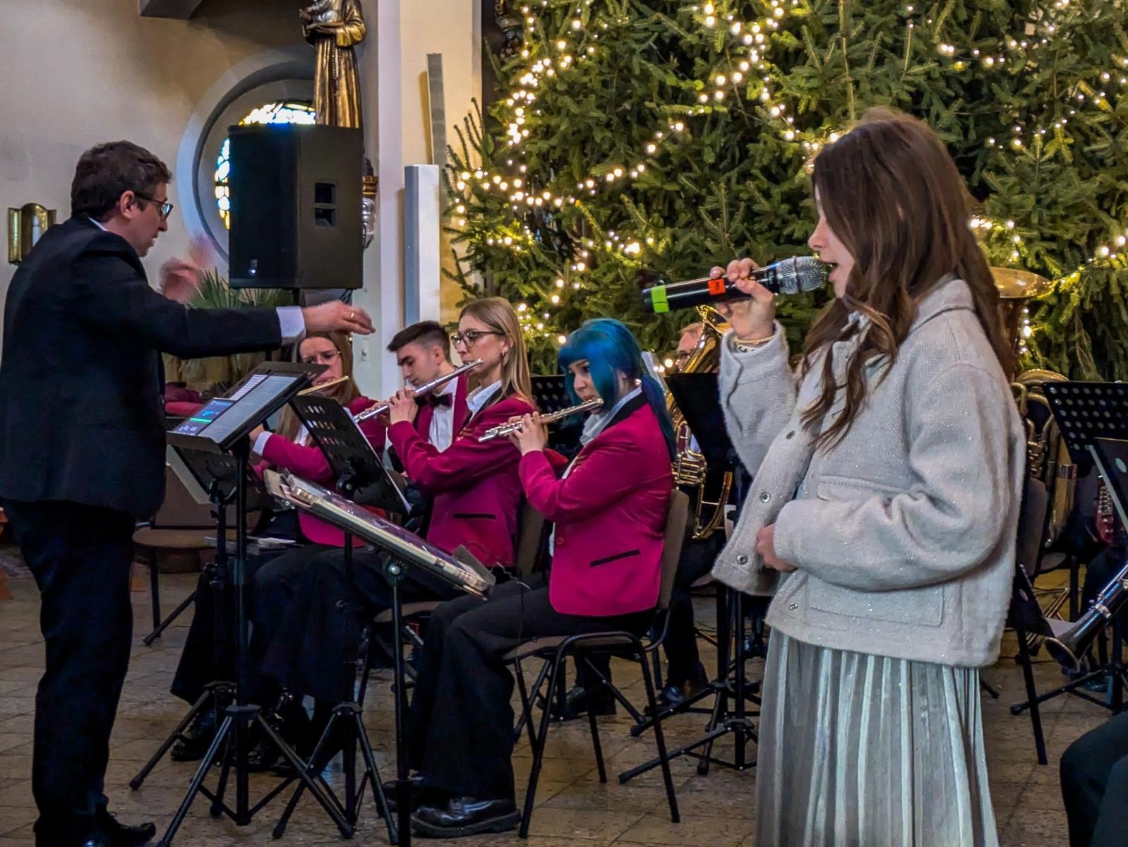 Zdjęcie w galerii na portalu naszraciborz.pl: Owacje na stojąco. Koncert kolęd Orkiestry Dętej Gminy Nędza [FOTO i WIDEO] wiadomości z regionu