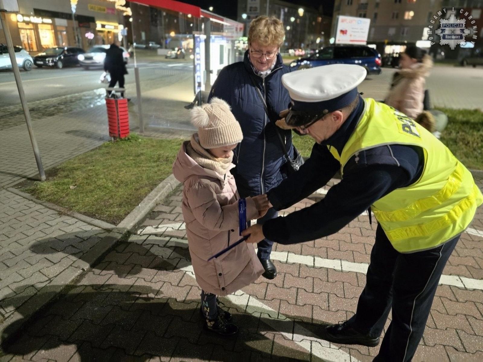 Zdjęcie w galerii na portalu naszraciborz.pl: Nosząc odblaski świecisz przykładem. Policyjna akcja na ulicach Raciborza wiadomości z regionu