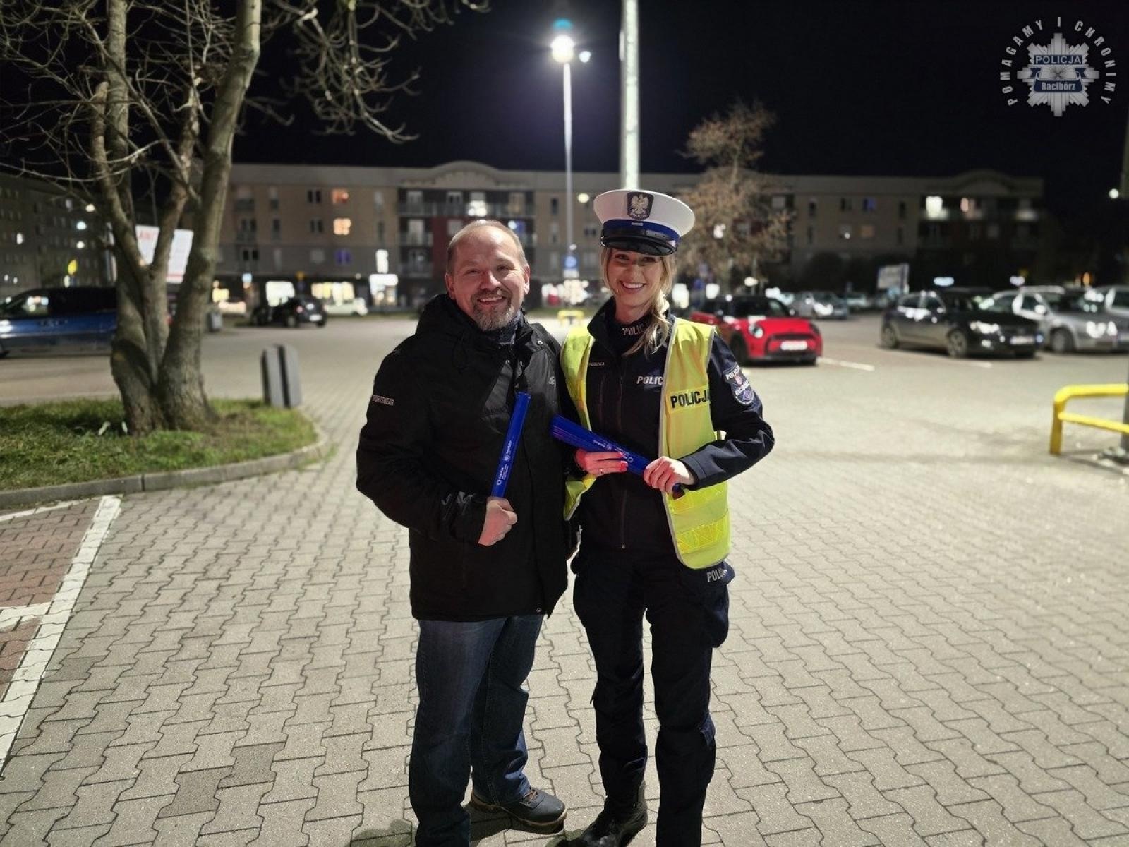 Zdjęcie w galerii na portalu naszraciborz.pl: Nosząc odblaski świecisz przykładem. Policyjna akcja na ulicach Raciborza wiadomości z regionu