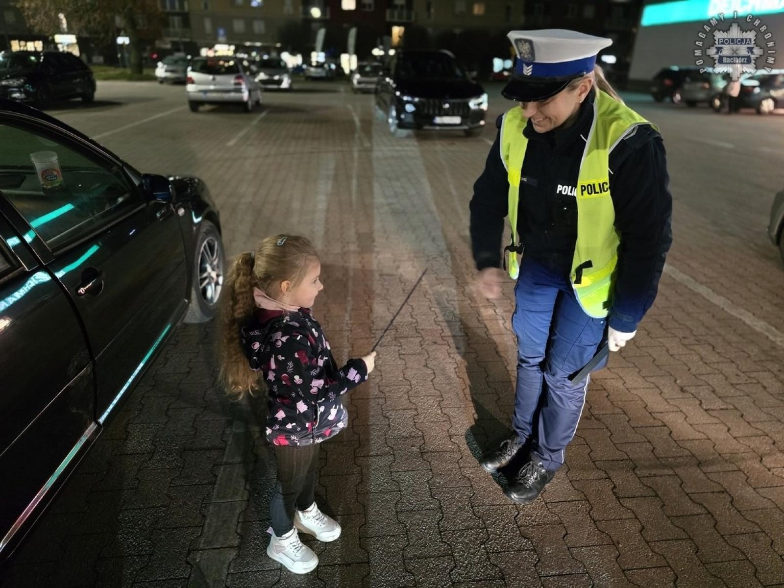 Zdjęcie w galerii na portalu naszraciborz.pl: Nosząc odblaski świecisz przykładem. Policyjna akcja na ulicach Raciborza wiadomości z regionu