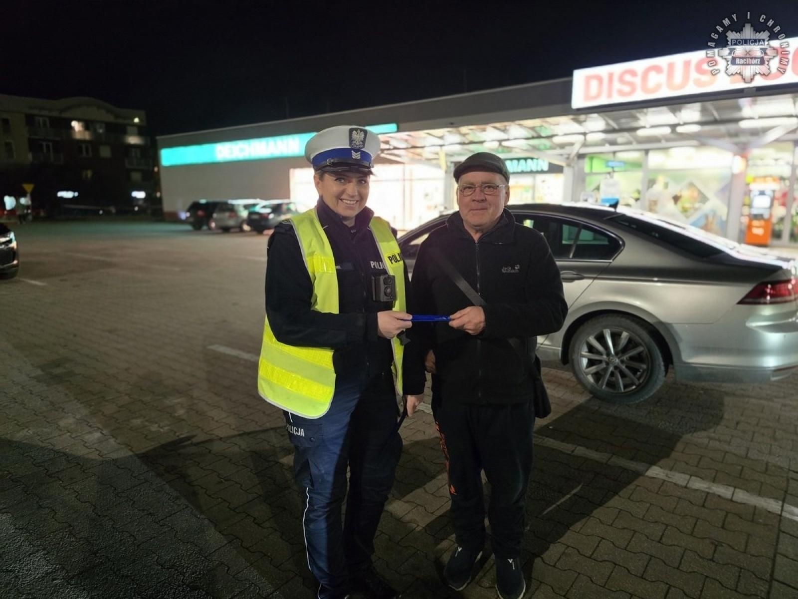 Zdjęcie w galerii na portalu naszraciborz.pl: Nosząc odblaski świecisz przykładem. Policyjna akcja na ulicach Raciborza wiadomości z regionu