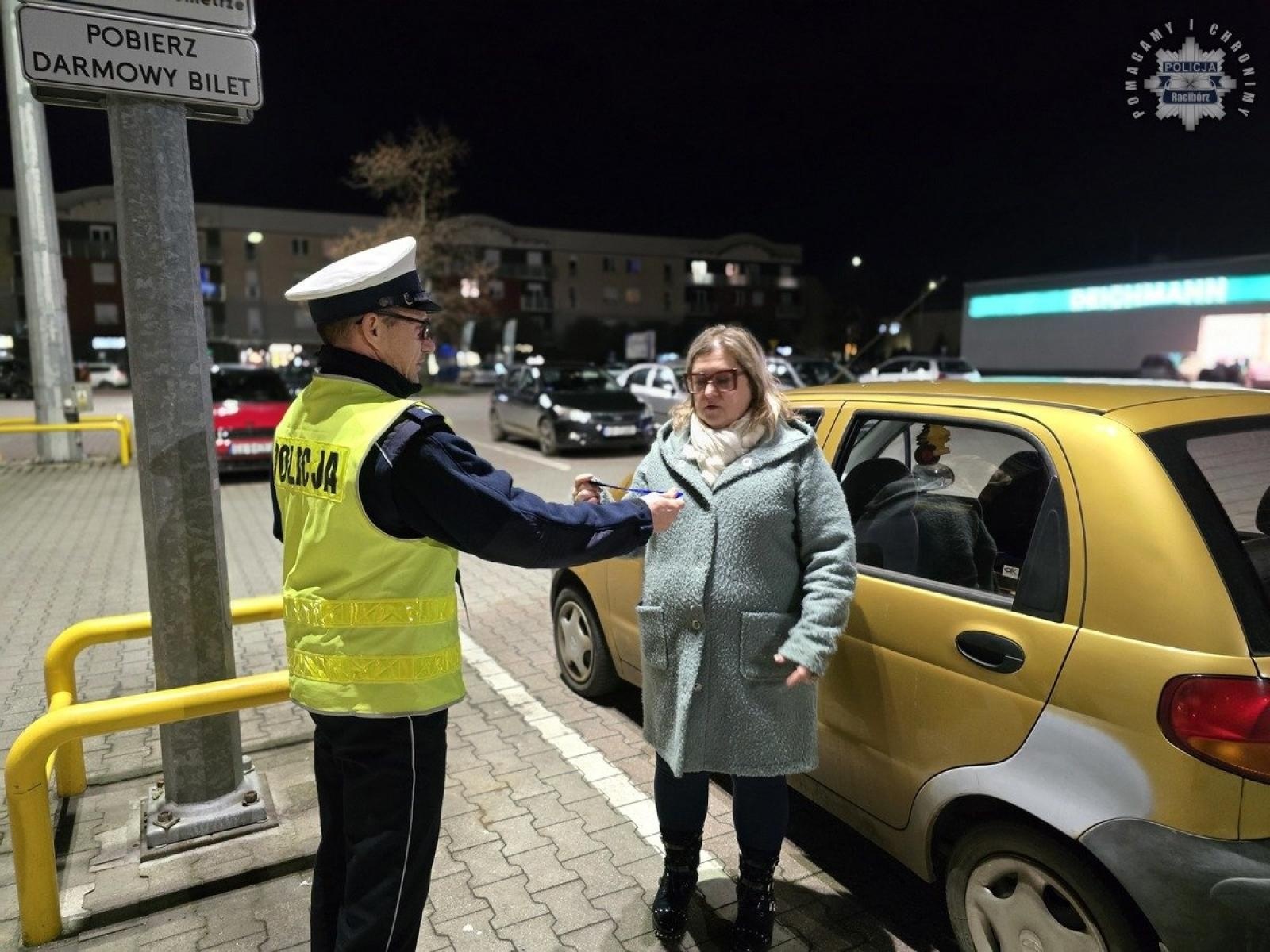 Zdjęcie w galerii na portalu naszraciborz.pl: Nosząc odblaski świecisz przykładem. Policyjna akcja na ulicach Raciborza wiadomości z regionu