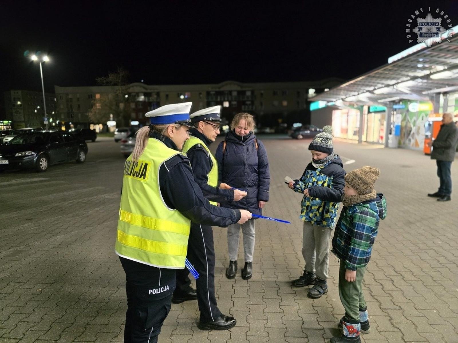Zdjęcie w galerii na portalu naszraciborz.pl: Nosząc odblaski świecisz przykładem. Policyjna akcja na ulicach Raciborza wiadomości z regionu
