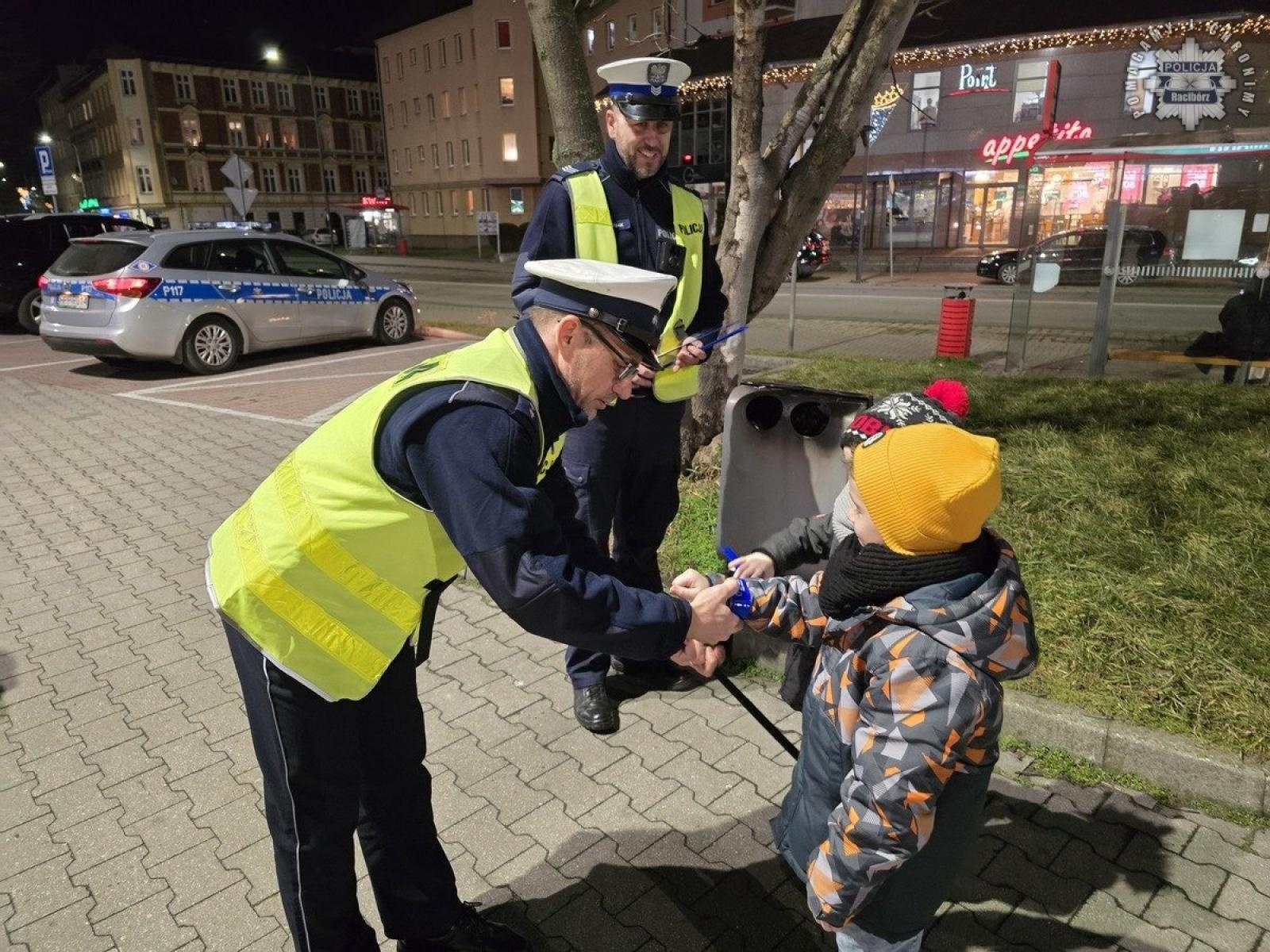 Zdjęcie w galerii na portalu naszraciborz.pl: Nosząc odblaski świecisz przykładem. Policyjna akcja na ulicach Raciborza wiadomości z regionu