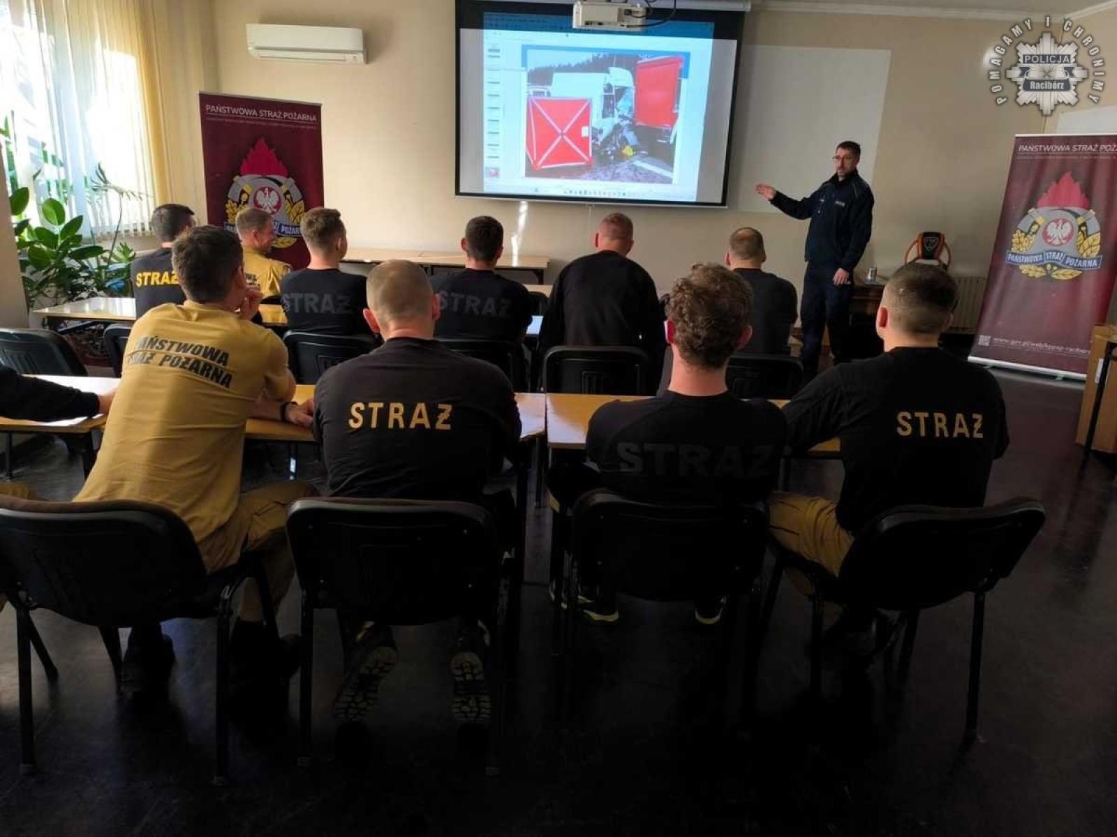 Zdjęcie w galerii na portalu naszraciborz.pl: Policjant drogówki szkolił strażaków wiadomości z regionu