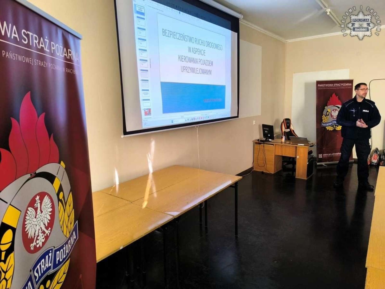 Zdjęcie w galerii na portalu naszraciborz.pl: Policjant drogówki szkolił strażaków wiadomości z regionu