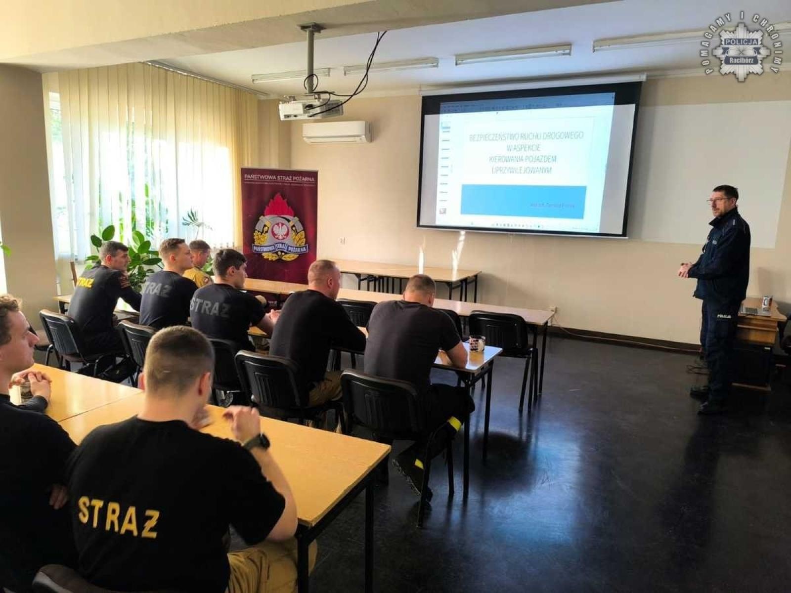 Zdjęcie w galerii na portalu naszraciborz.pl: Policjant drogówki szkolił strażaków wiadomości z regionu