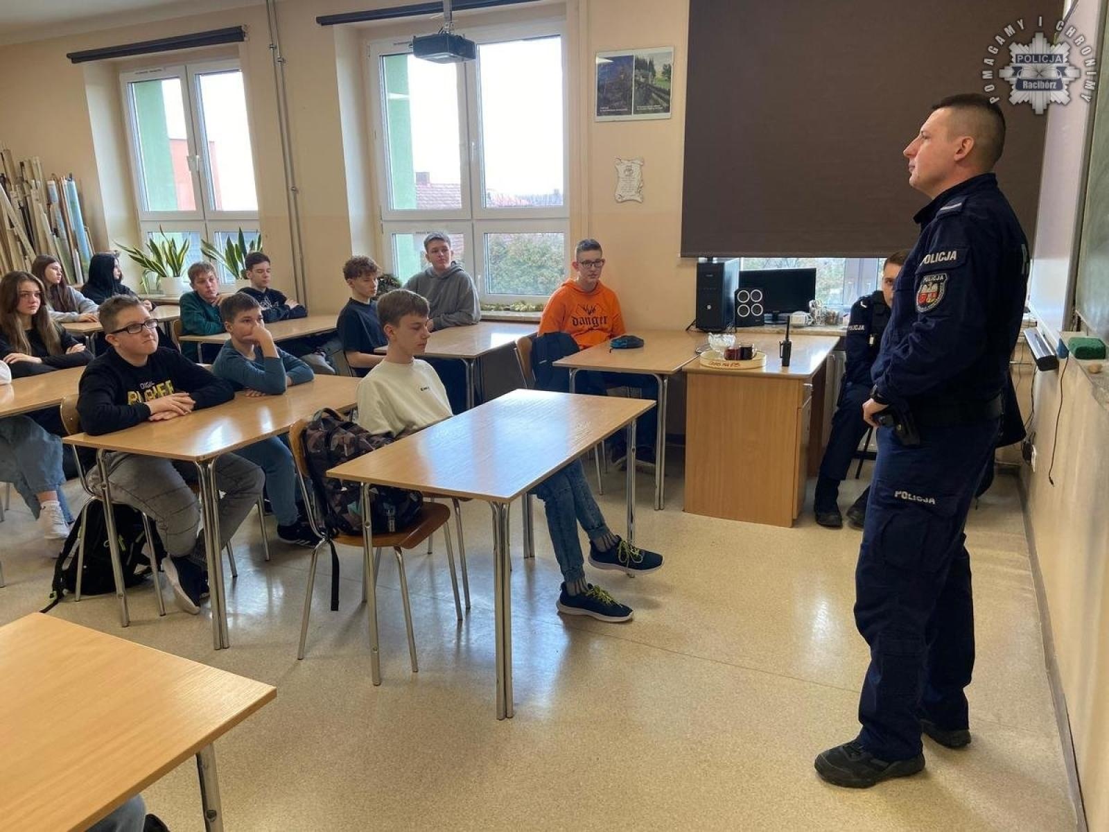 Zdjęcie w galerii na portalu naszraciborz.pl: Bezpieczne ferie. Spotkanie z dzielnicowym w Tworkowie wiadomości z regionu