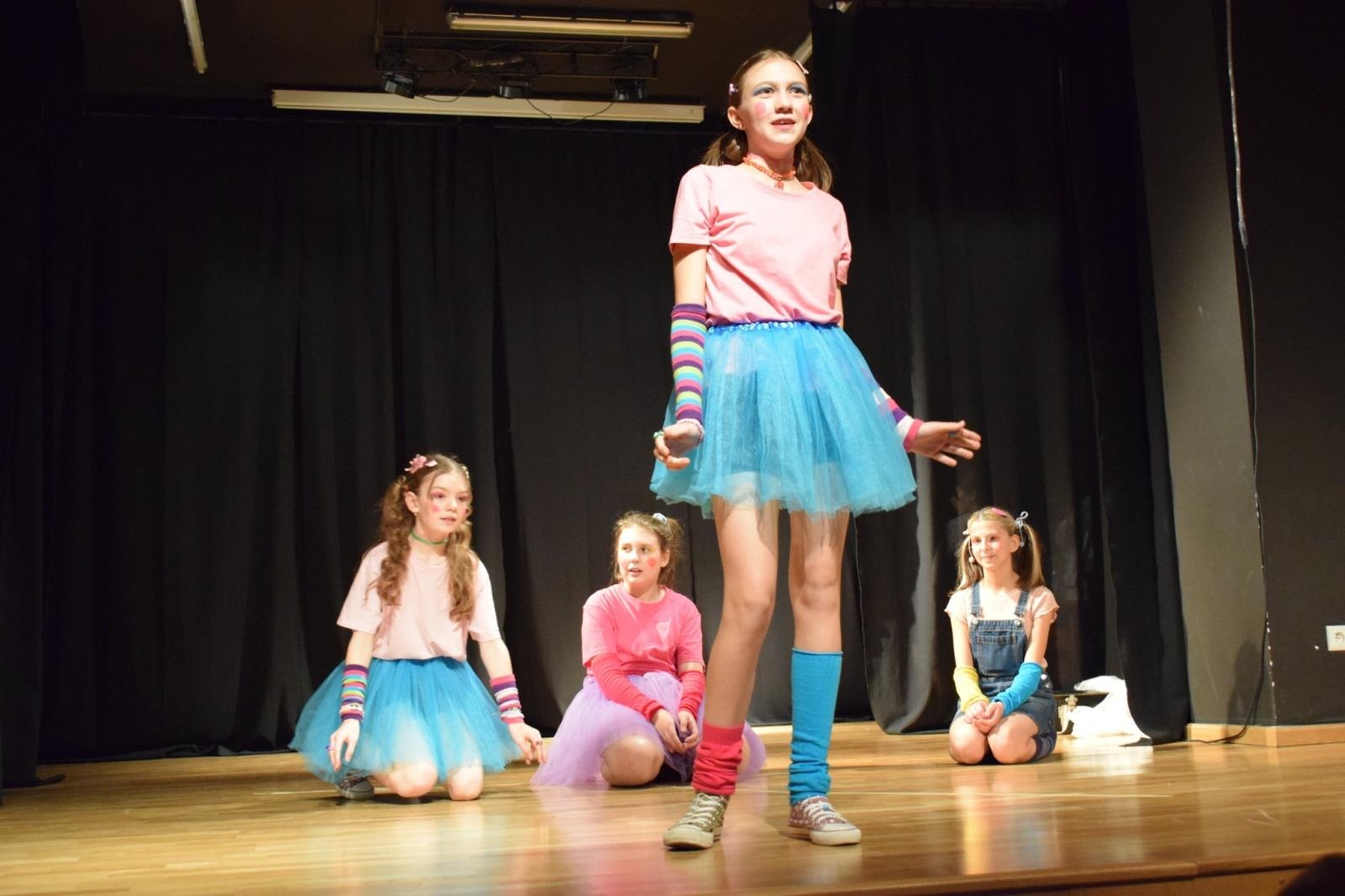 Zdjęcie w galerii na portalu naszraciborz.pl: Spektakl MOMO, czyli osobliwa historia o złodziejach czasu poruszył publiczność w Raciborzu wiadomości z regionu