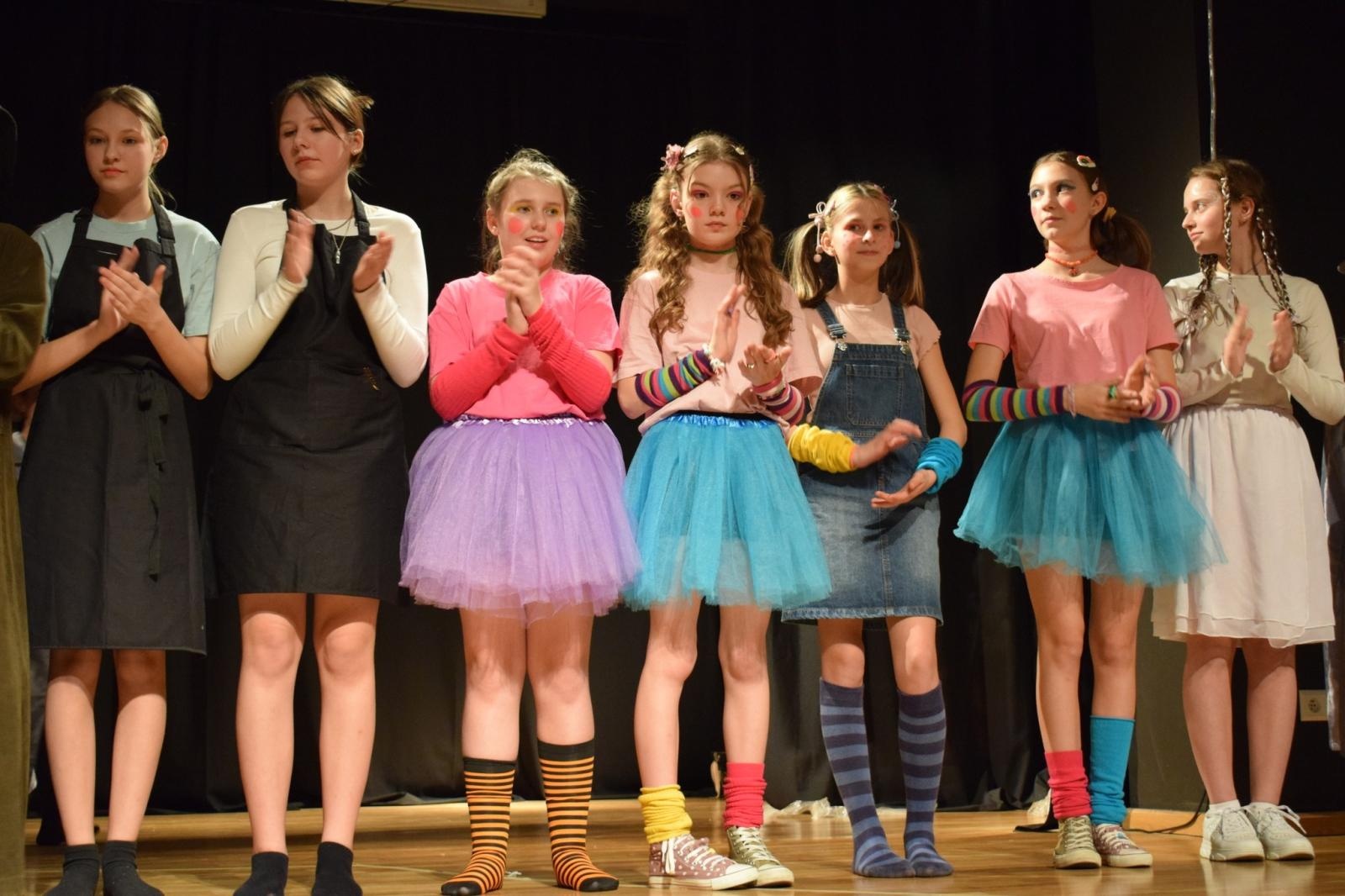 Zdjęcie w galerii na portalu naszraciborz.pl: Spektakl MOMO, czyli osobliwa historia o złodziejach czasu poruszył publiczność w Raciborzu wiadomości z regionu