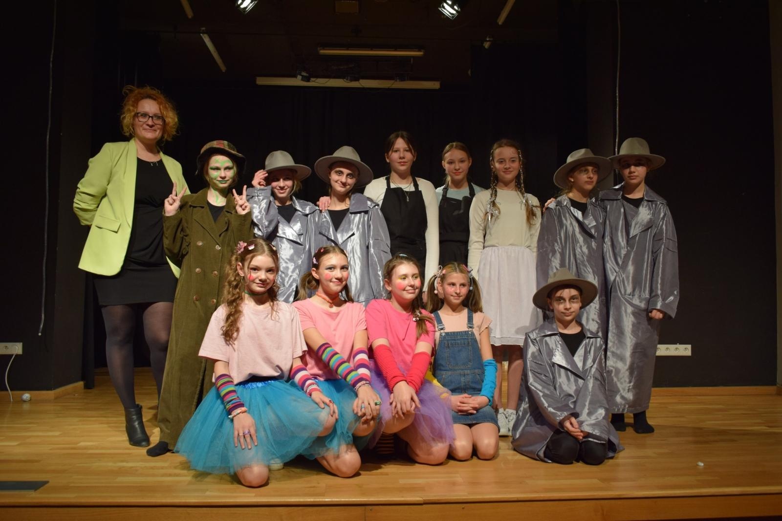 Zdjęcie w galerii na portalu naszraciborz.pl: Spektakl MOMO, czyli osobliwa historia o złodziejach czasu poruszył publiczność w Raciborzu wiadomości z regionu