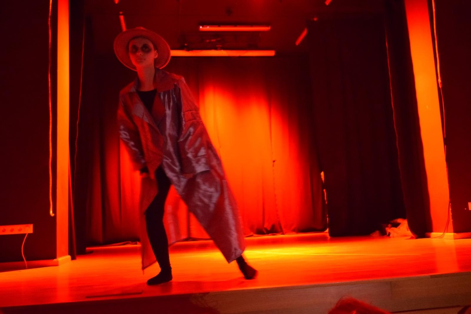 Zdjęcie w galerii na portalu naszraciborz.pl: Spektakl MOMO, czyli osobliwa historia o złodziejach czasu poruszył publiczność w Raciborzu wiadomości z regionu