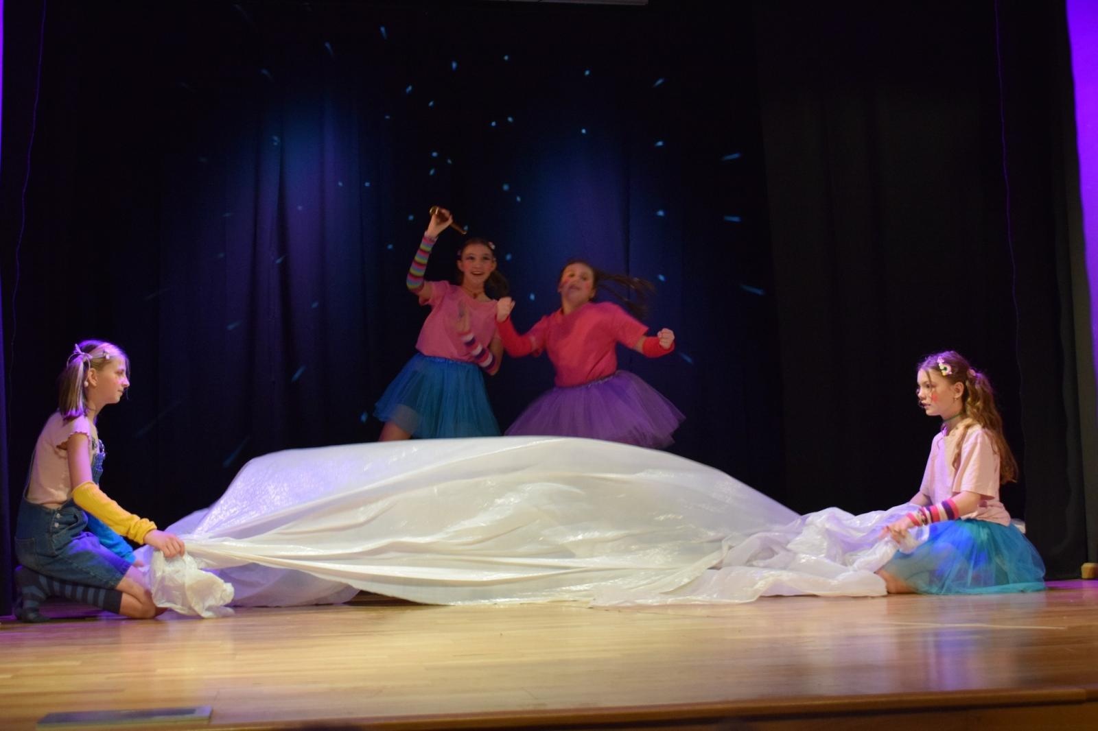 Zdjęcie w galerii na portalu naszraciborz.pl: Spektakl MOMO, czyli osobliwa historia o złodziejach czasu poruszył publiczność w Raciborzu wiadomości z regionu