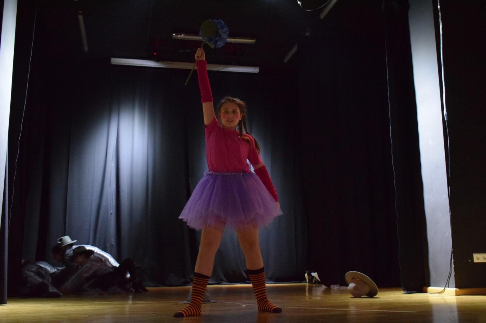 Zdjęcie w galerii na portalu naszraciborz.pl: Spektakl MOMO, czyli osobliwa historia o złodziejach czasu poruszył publiczność w Raciborzu wiadomości z regionu