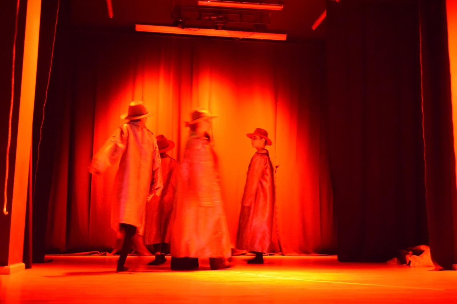 Zdjęcie w galerii na portalu naszraciborz.pl: Spektakl MOMO, czyli osobliwa historia o złodziejach czasu poruszył publiczność w Raciborzu wiadomości z regionu