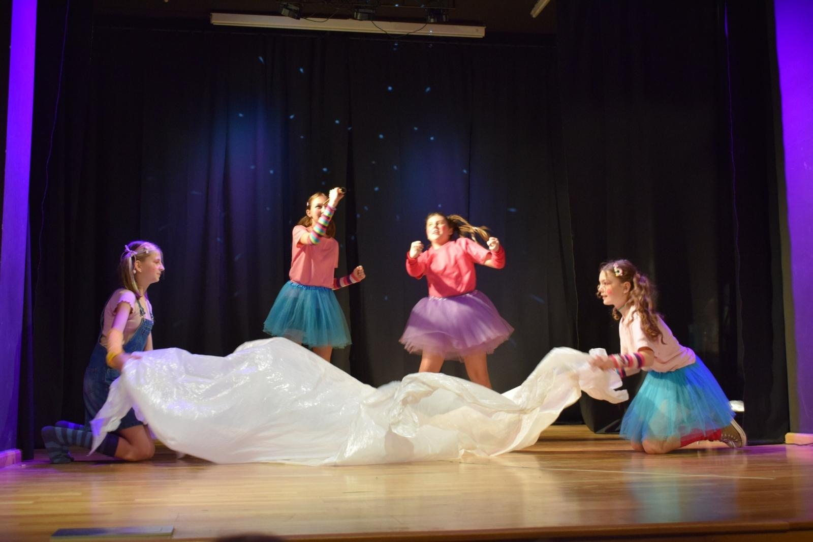 Zdjęcie w galerii na portalu naszraciborz.pl: Spektakl MOMO, czyli osobliwa historia o złodziejach czasu poruszył publiczność w Raciborzu wiadomości z regionu