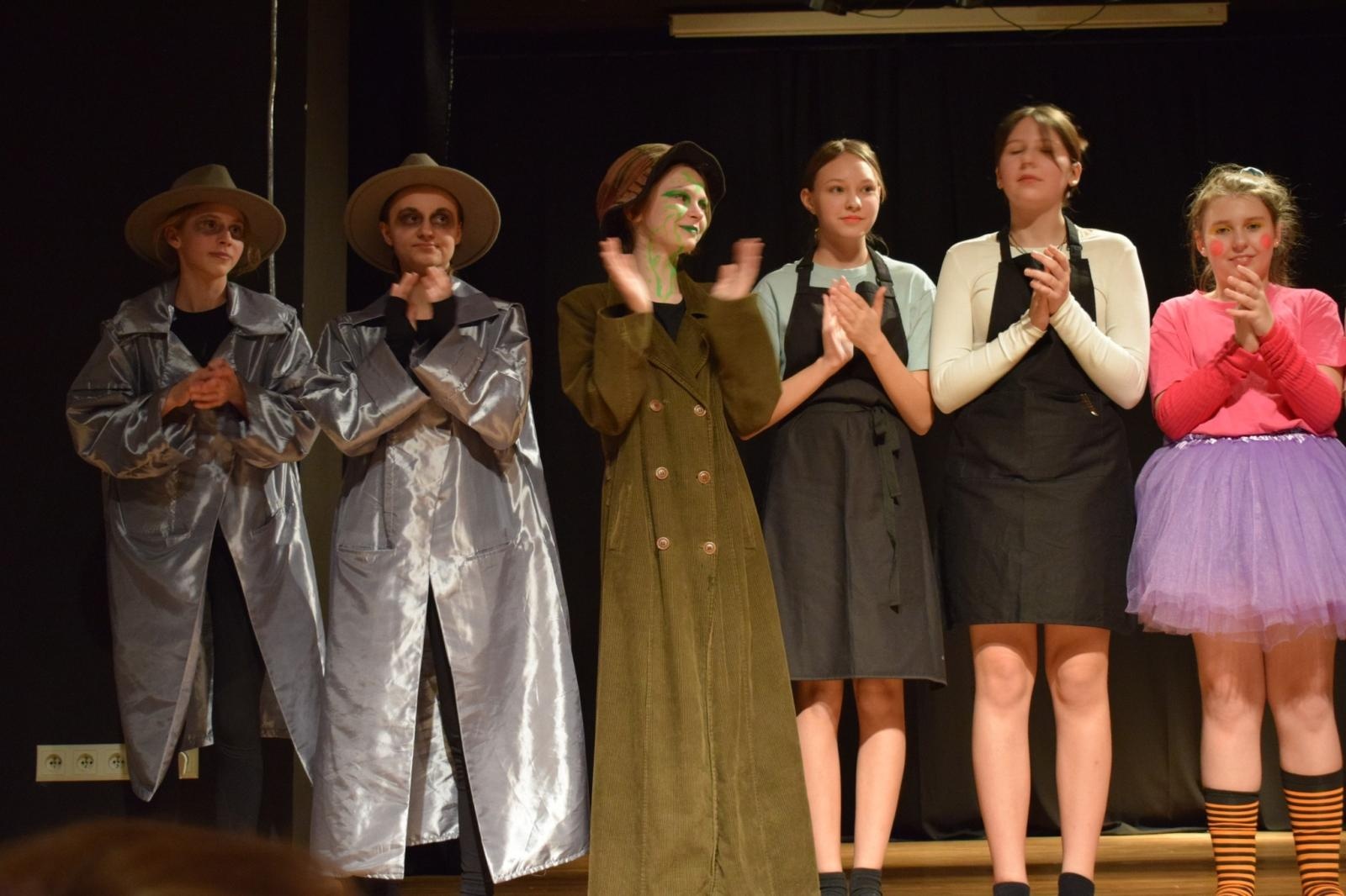 Zdjęcie w galerii na portalu naszraciborz.pl: Spektakl MOMO, czyli osobliwa historia o złodziejach czasu poruszył publiczność w Raciborzu wiadomości z regionu