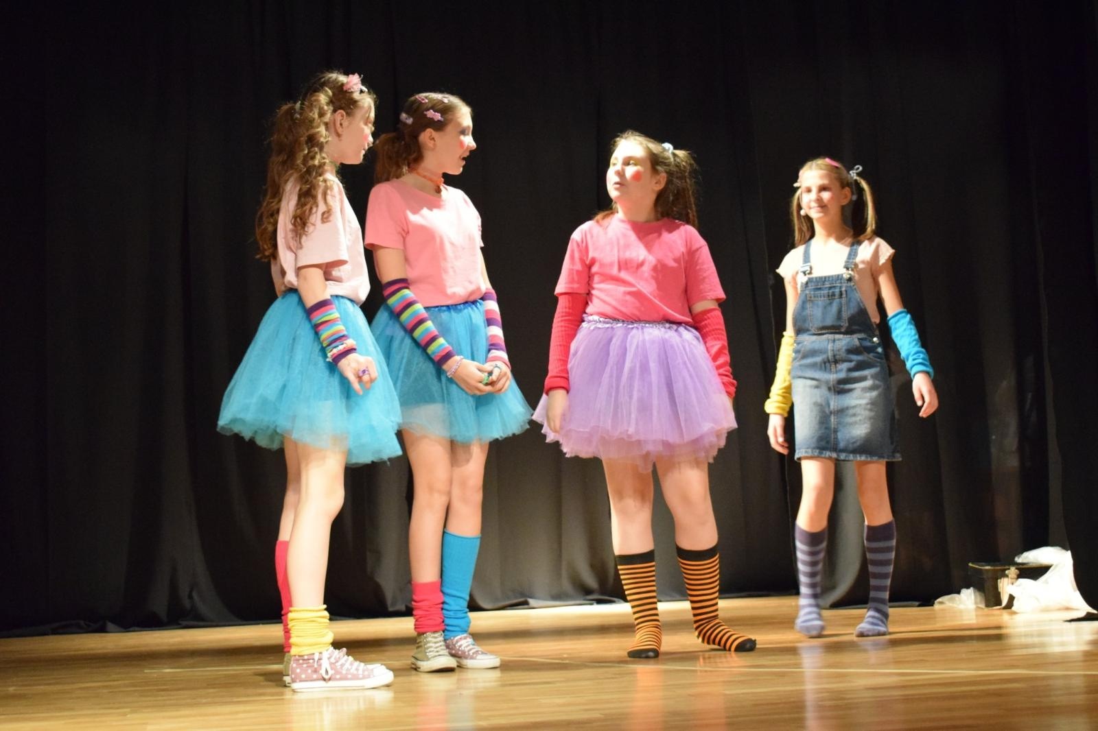 Zdjęcie w galerii na portalu naszraciborz.pl: Spektakl MOMO, czyli osobliwa historia o złodziejach czasu poruszył publiczność w Raciborzu wiadomości z regionu