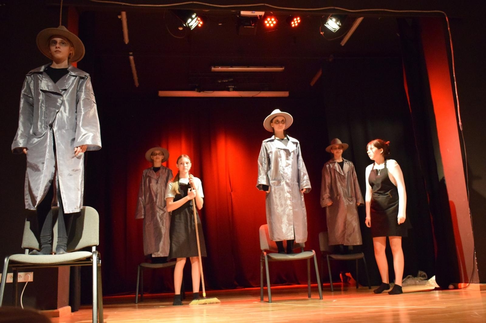 Zdjęcie w galerii na portalu naszraciborz.pl: Spektakl MOMO, czyli osobliwa historia o złodziejach czasu poruszył publiczność w Raciborzu wiadomości z regionu