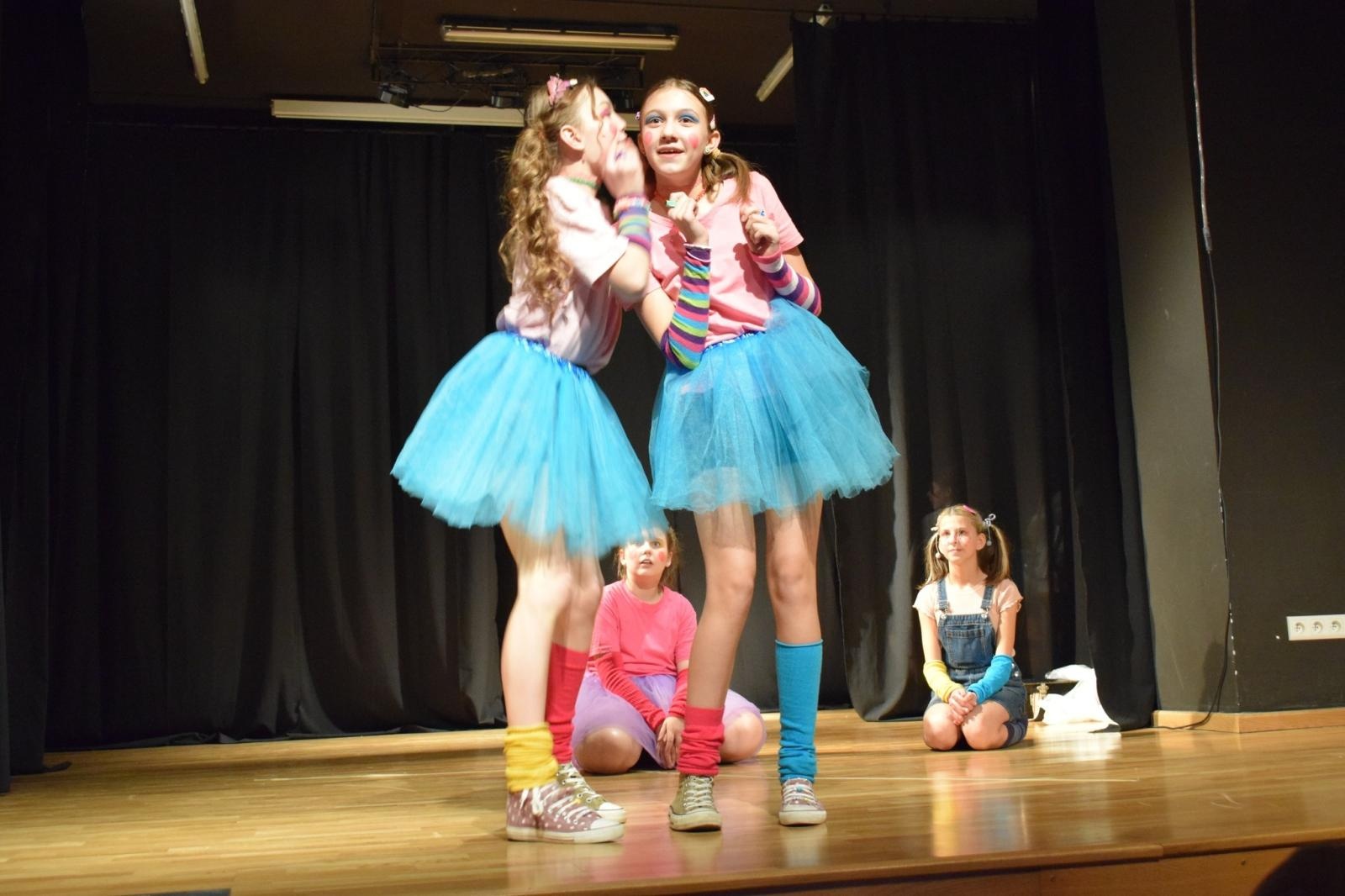 Zdjęcie w galerii na portalu naszraciborz.pl: Spektakl MOMO, czyli osobliwa historia o złodziejach czasu poruszył publiczność w Raciborzu wiadomości z regionu