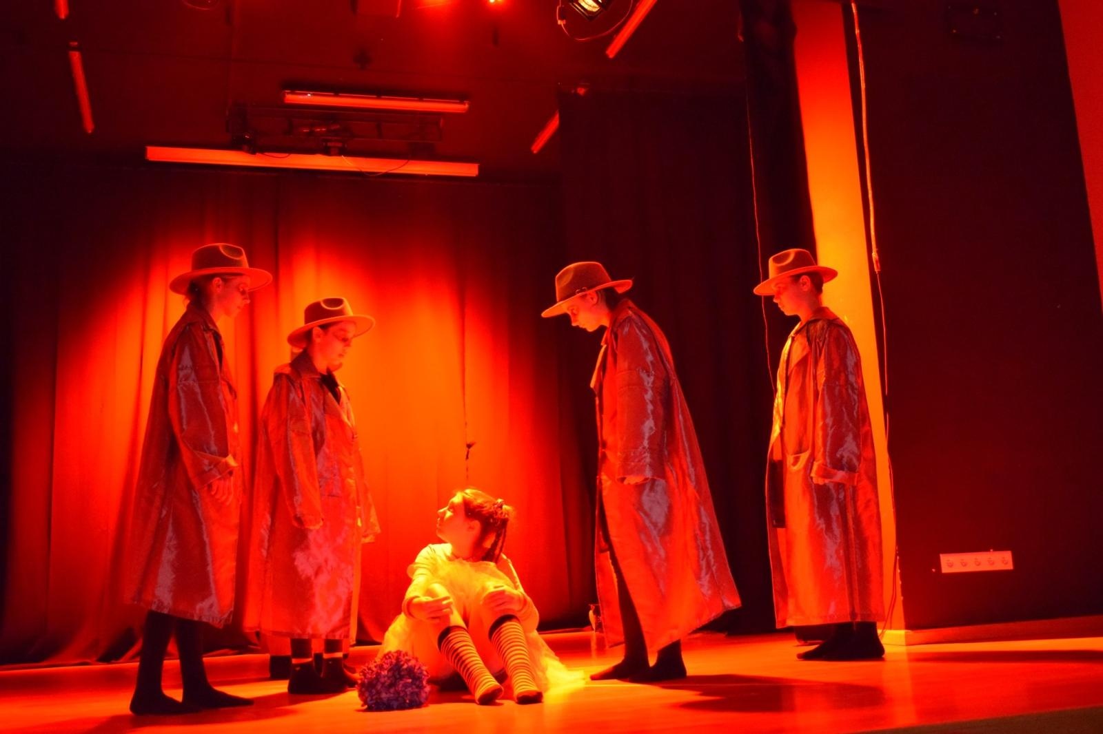 Zdjęcie w galerii na portalu naszraciborz.pl: Spektakl MOMO, czyli osobliwa historia o złodziejach czasu poruszył publiczność w Raciborzu wiadomości z regionu