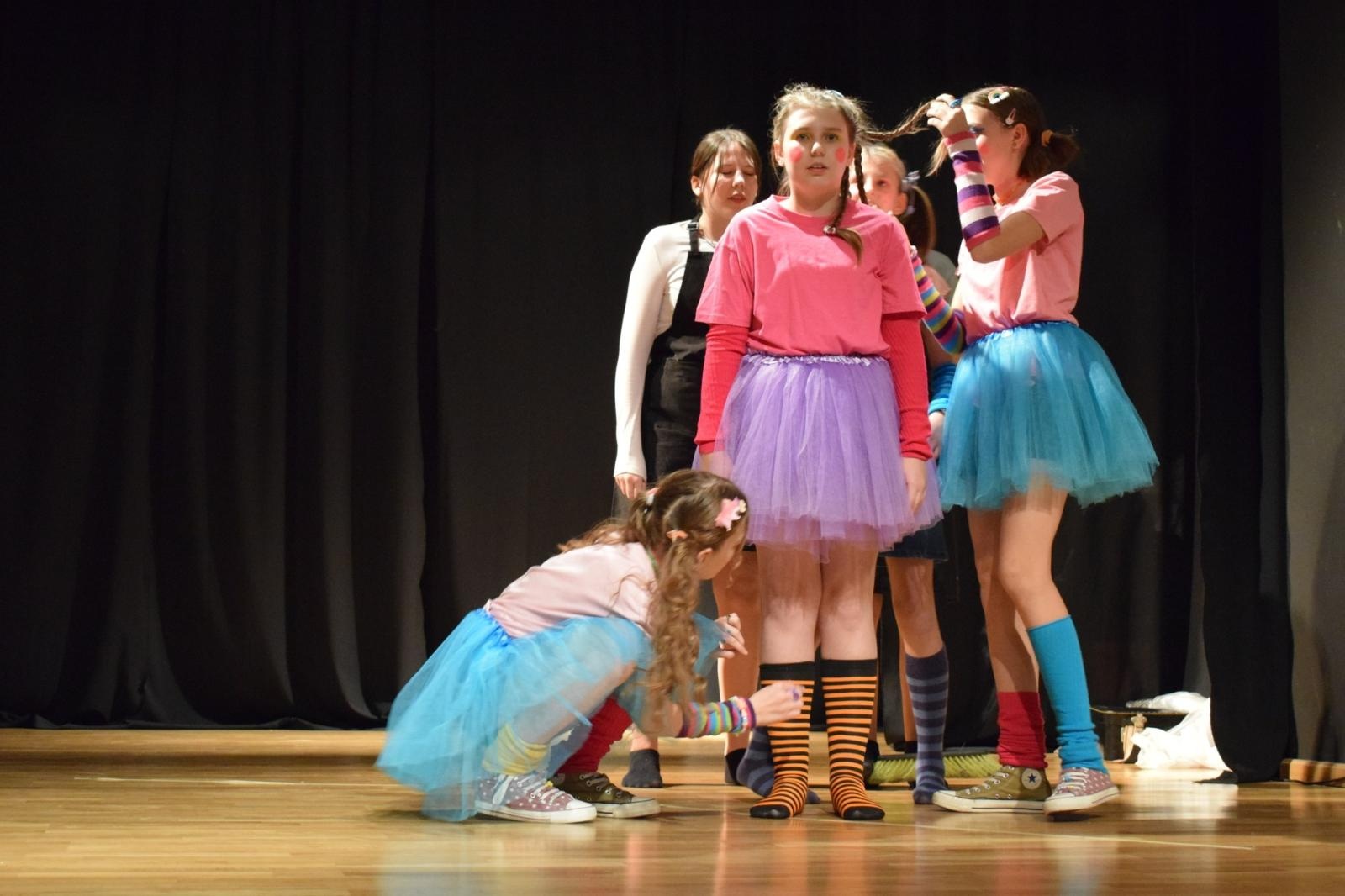 Zdjęcie w galerii na portalu naszraciborz.pl: Spektakl MOMO, czyli osobliwa historia o złodziejach czasu poruszył publiczność w Raciborzu wiadomości z regionu