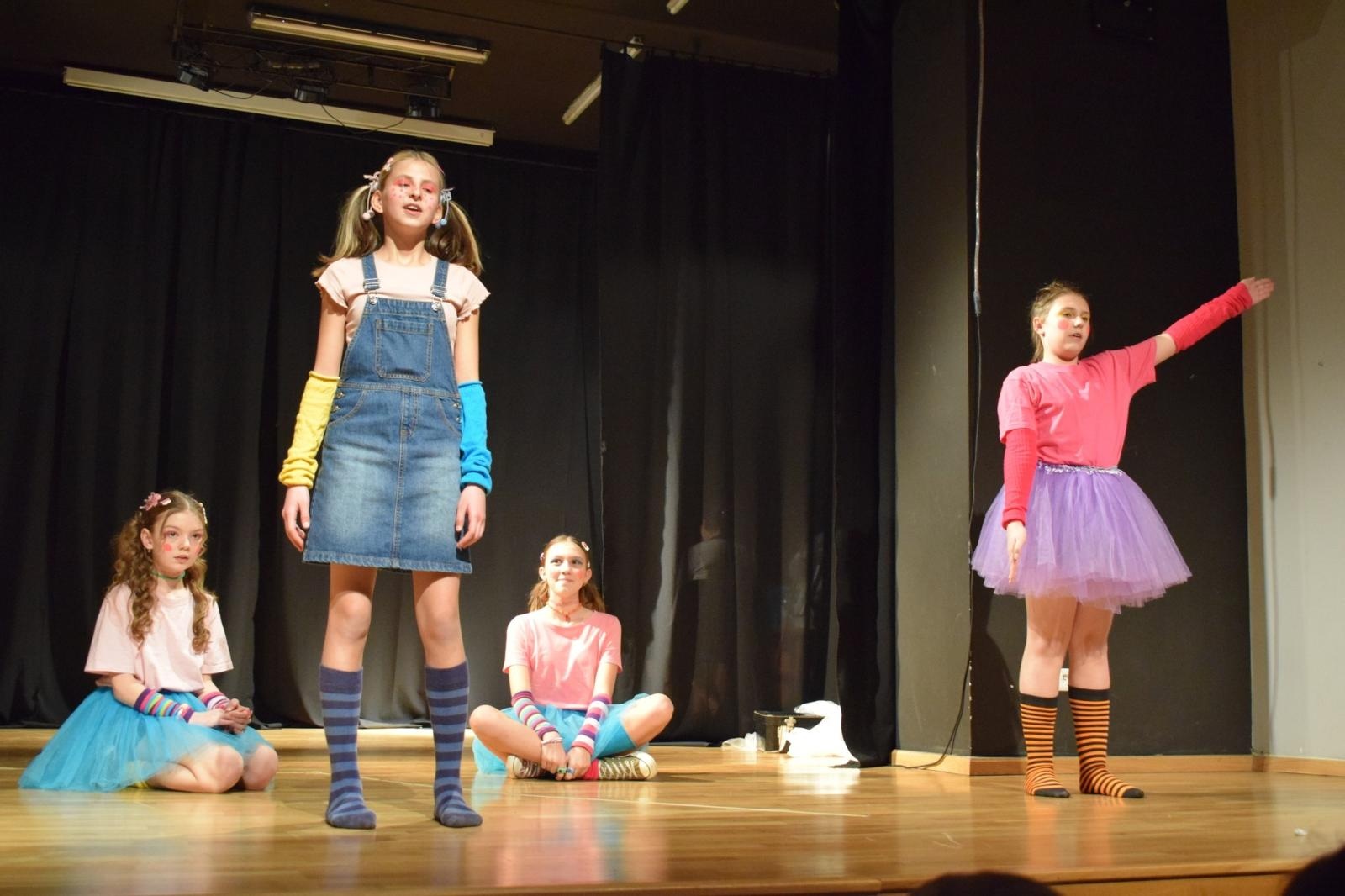 Zdjęcie w galerii na portalu naszraciborz.pl: Spektakl MOMO, czyli osobliwa historia o złodziejach czasu poruszył publiczność w Raciborzu wiadomości z regionu