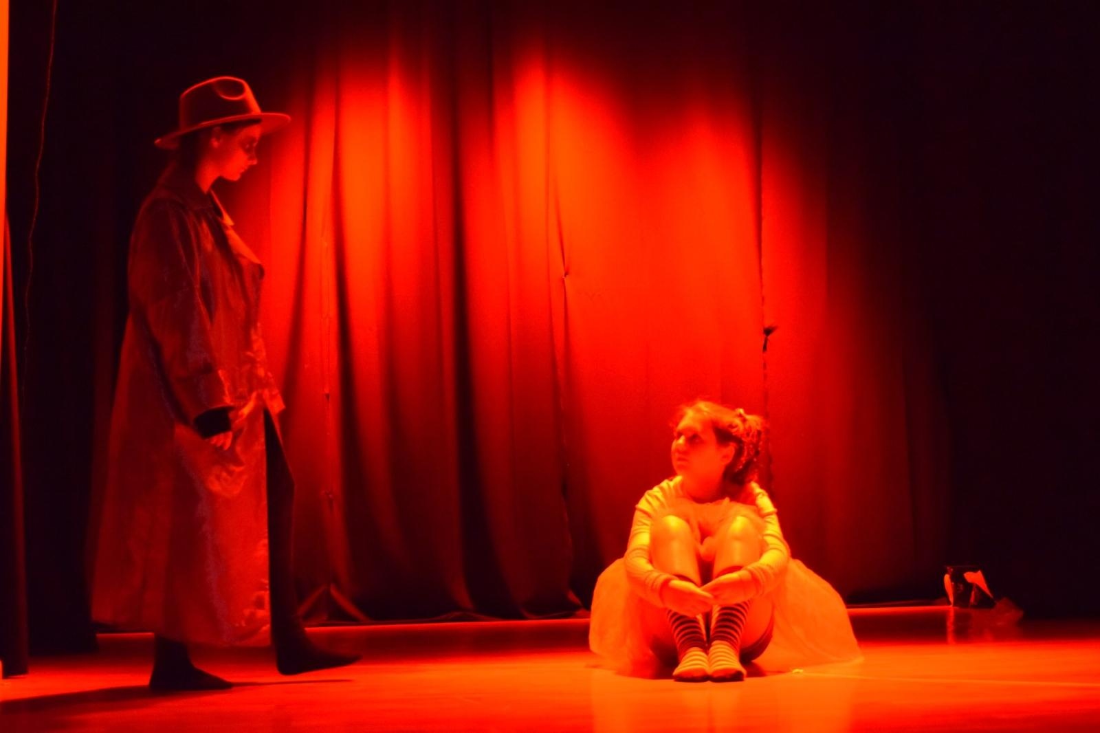 Zdjęcie w galerii na portalu naszraciborz.pl: Spektakl MOMO, czyli osobliwa historia o złodziejach czasu poruszył publiczność w Raciborzu wiadomości z regionu