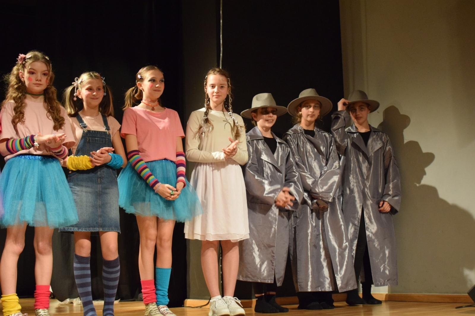 Zdjęcie w galerii na portalu naszraciborz.pl: Spektakl MOMO, czyli osobliwa historia o złodziejach czasu poruszył publiczność w Raciborzu wiadomości z regionu