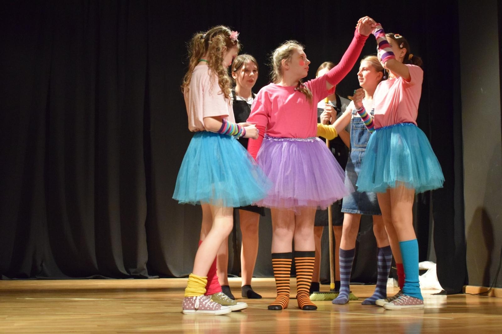 Zdjęcie w galerii na portalu naszraciborz.pl: Spektakl MOMO, czyli osobliwa historia o złodziejach czasu poruszył publiczność w Raciborzu wiadomości z regionu