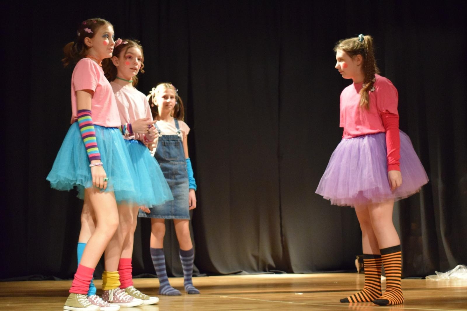 Zdjęcie w galerii na portalu naszraciborz.pl: Spektakl MOMO, czyli osobliwa historia o złodziejach czasu poruszył publiczność w Raciborzu wiadomości z regionu