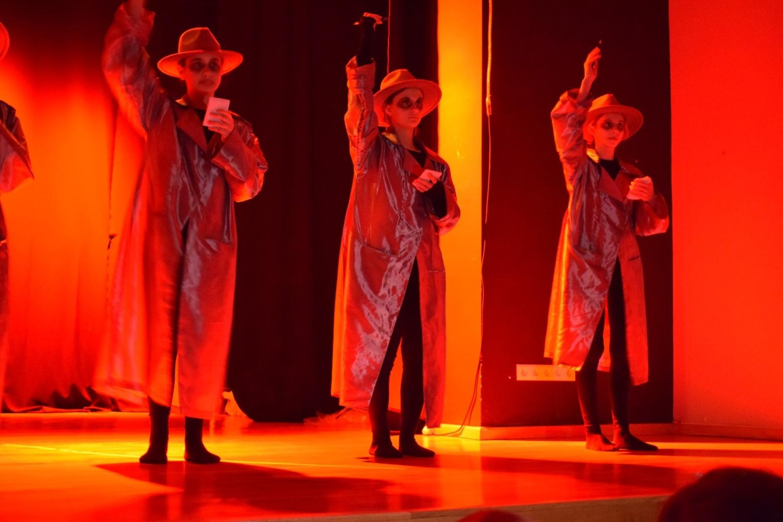 Zdjęcie w galerii na portalu naszraciborz.pl: Spektakl MOMO, czyli osobliwa historia o złodziejach czasu poruszył publiczność w Raciborzu wiadomości z regionu