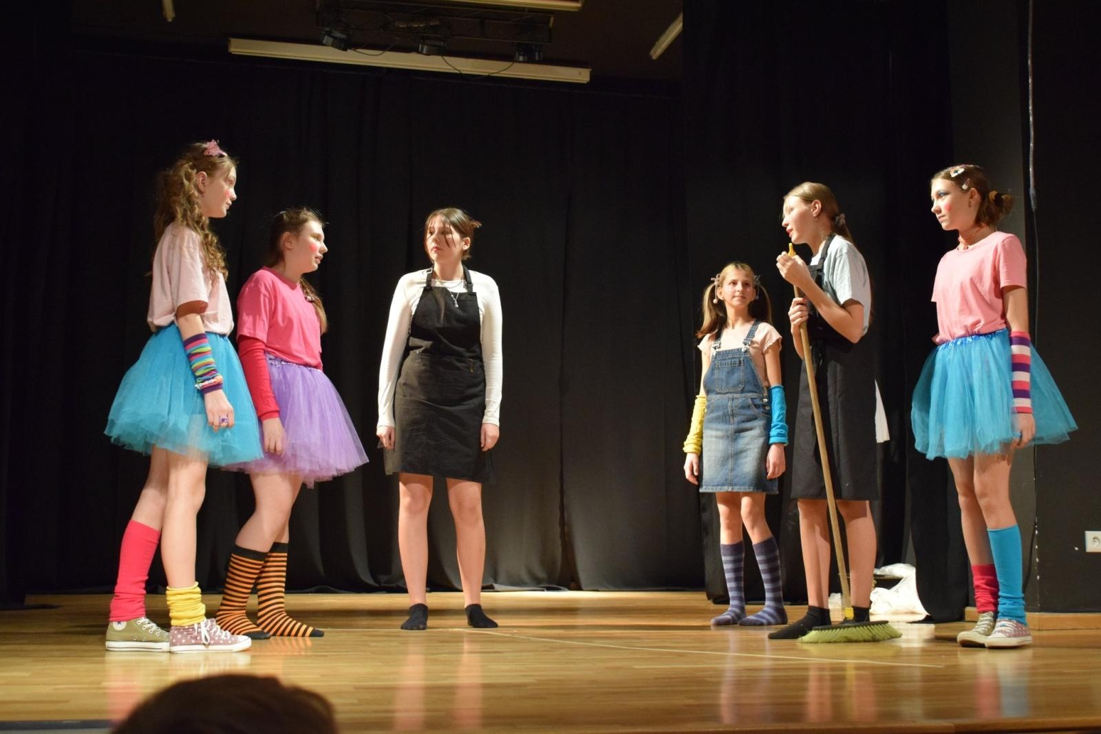 Zdjęcie w galerii na portalu naszraciborz.pl: Spektakl MOMO, czyli osobliwa historia o złodziejach czasu poruszył publiczność w Raciborzu wiadomości z regionu