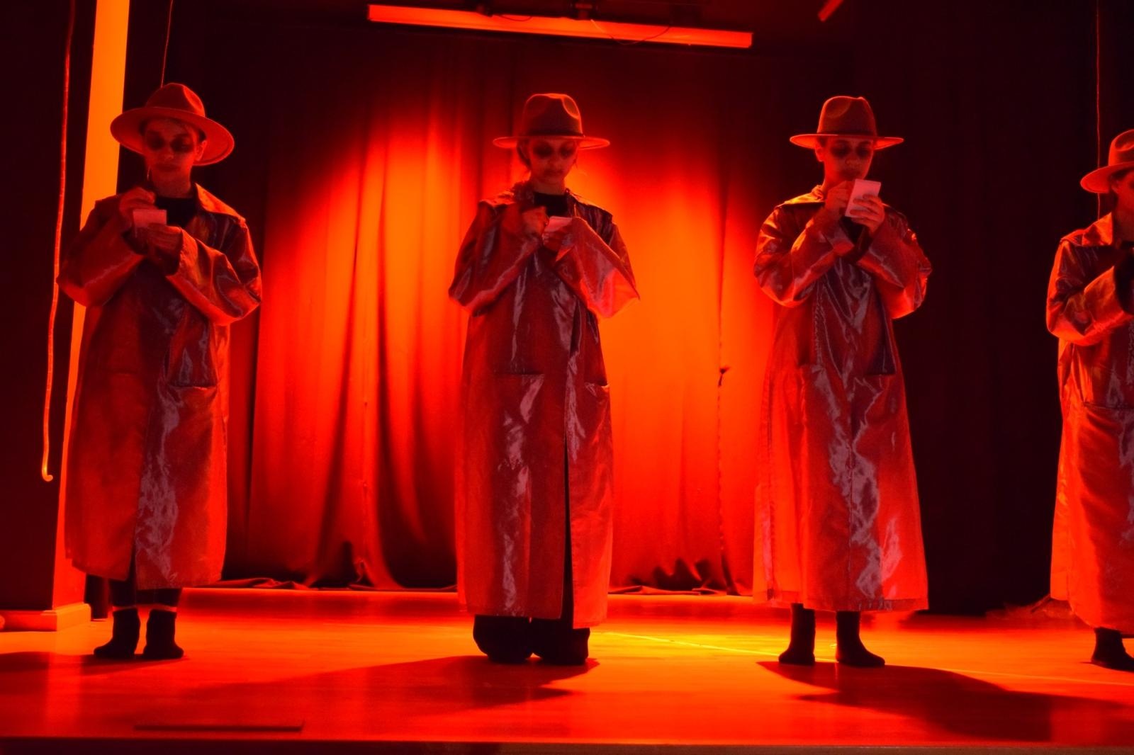 Zdjęcie w galerii na portalu naszraciborz.pl: Spektakl MOMO, czyli osobliwa historia o złodziejach czasu poruszył publiczność w Raciborzu wiadomości z regionu