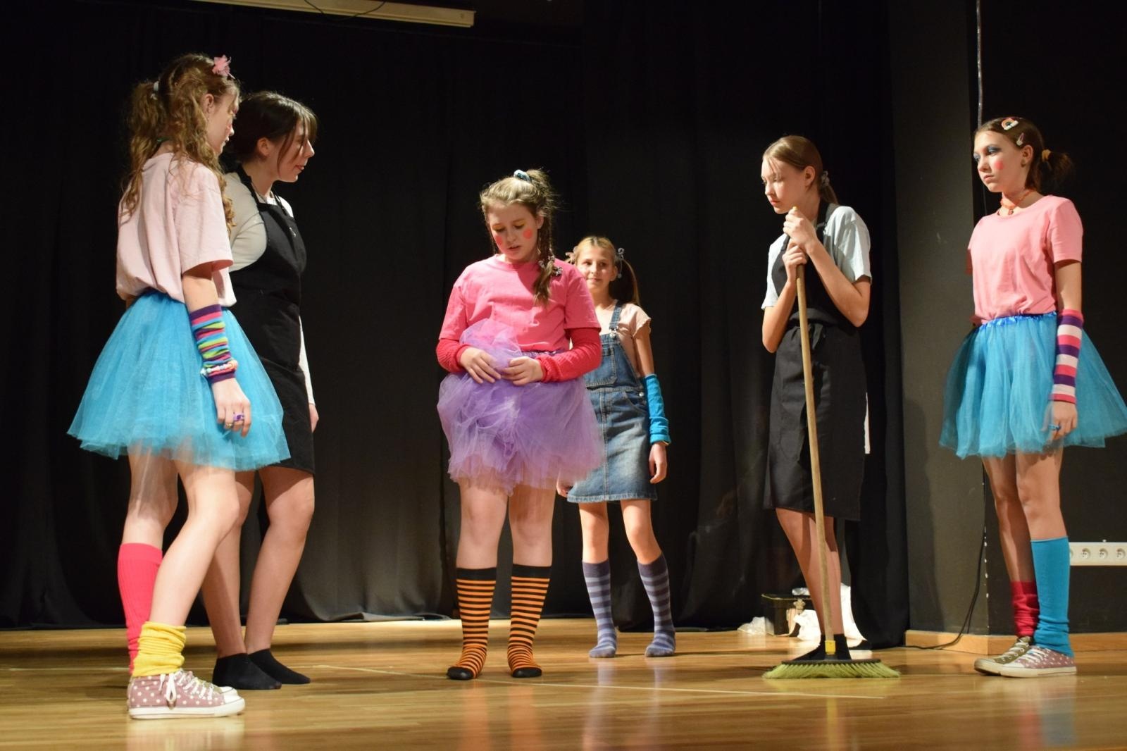 Zdjęcie w galerii na portalu naszraciborz.pl: Spektakl MOMO, czyli osobliwa historia o złodziejach czasu poruszył publiczność w Raciborzu wiadomości z regionu