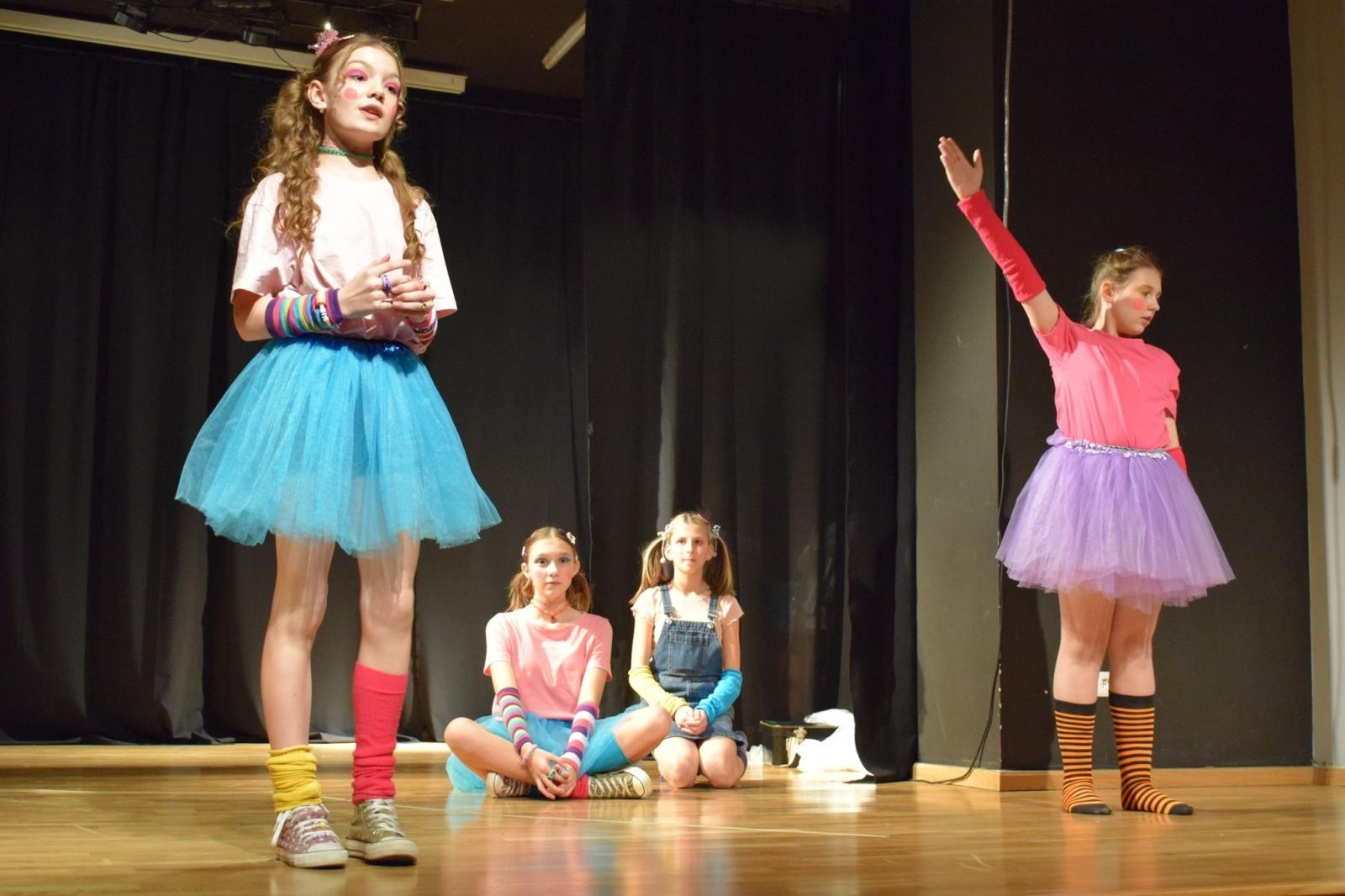 Zdjęcie w galerii na portalu naszraciborz.pl: Spektakl MOMO, czyli osobliwa historia o złodziejach czasu poruszył publiczność w Raciborzu wiadomości z regionu