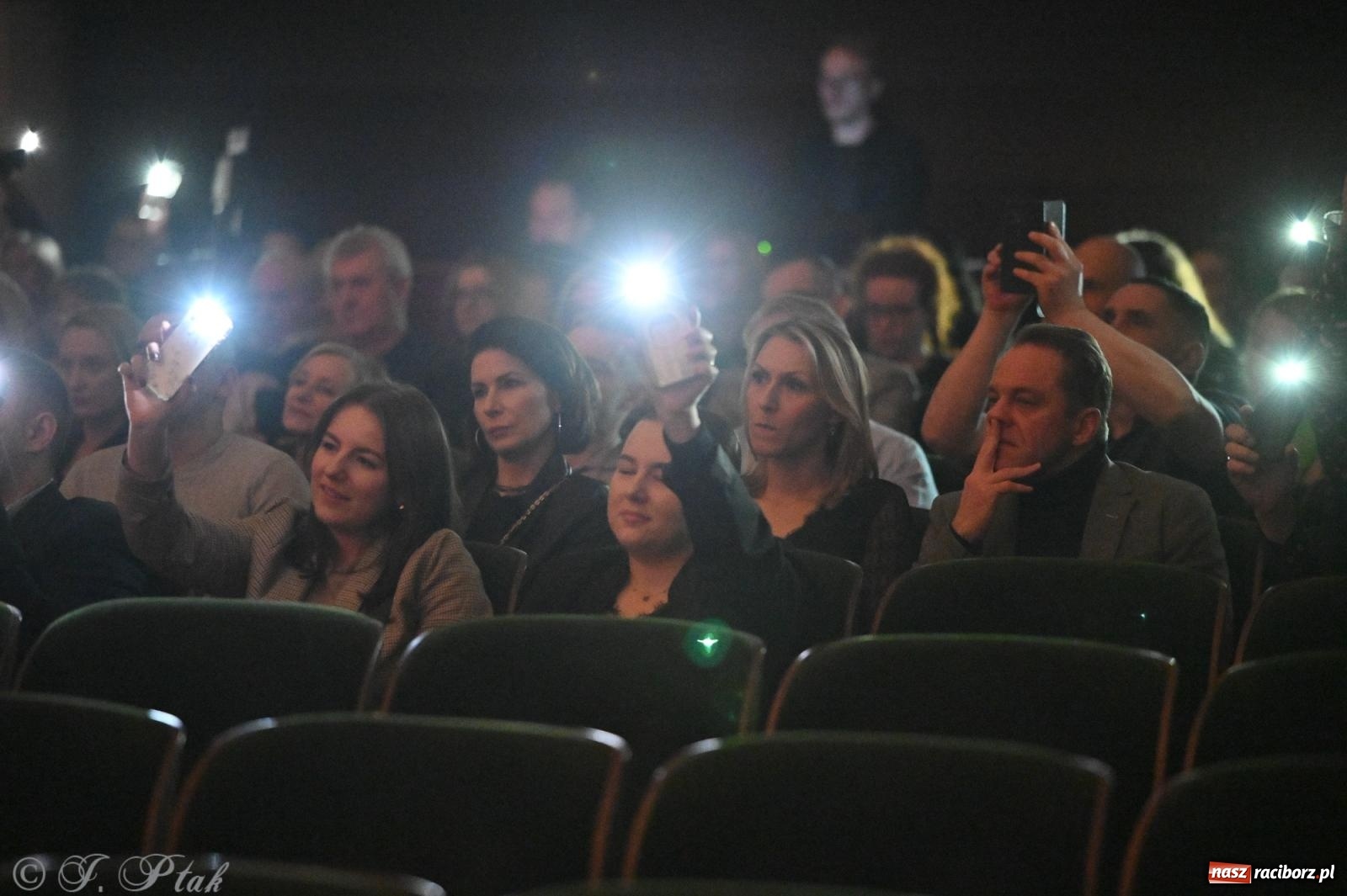 Zdjęcie w galerii na portalu naszraciborz.pl: Legendarny rock w symfonicznym wydaniu porwał publiczność w Raciborzu [FOTO] wiadomości z regionu
