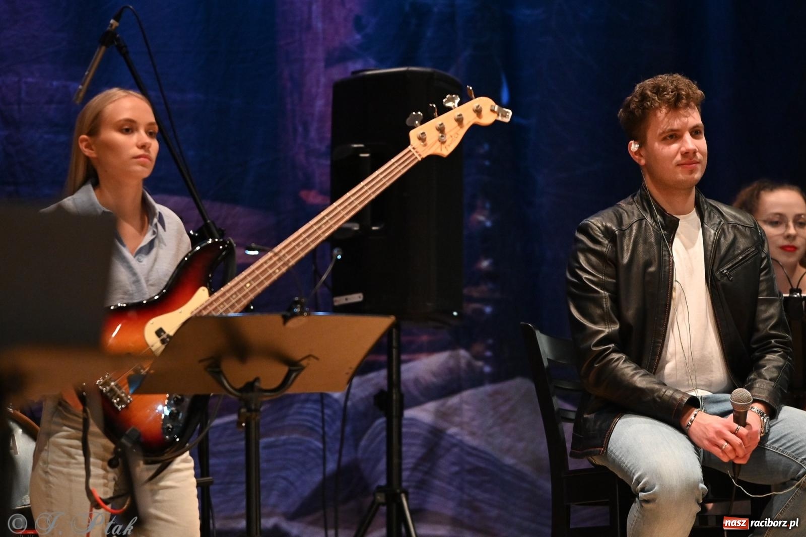 Zdjęcie w galerii na portalu naszraciborz.pl: Legendarny rock w symfonicznym wydaniu porwał publiczność w Raciborzu [FOTO] wiadomości z regionu
