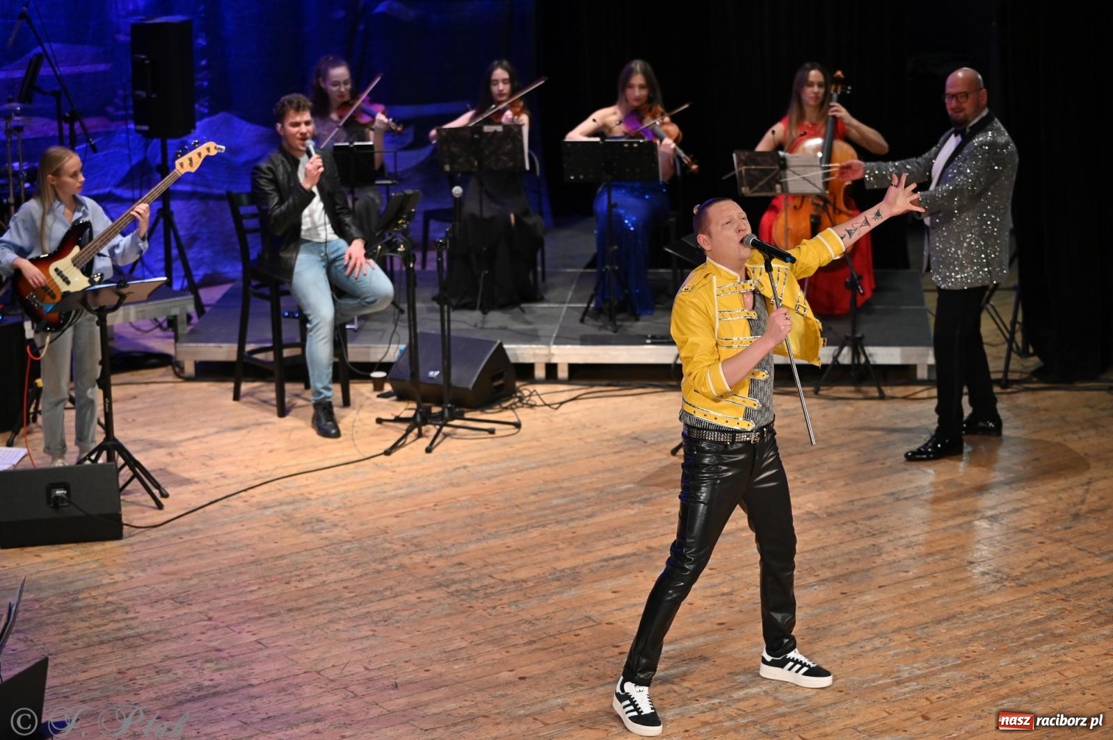 Zdjęcie w galerii na portalu naszraciborz.pl: Legendarny rock w symfonicznym wydaniu porwał publiczność w Raciborzu [FOTO] wiadomości z regionu