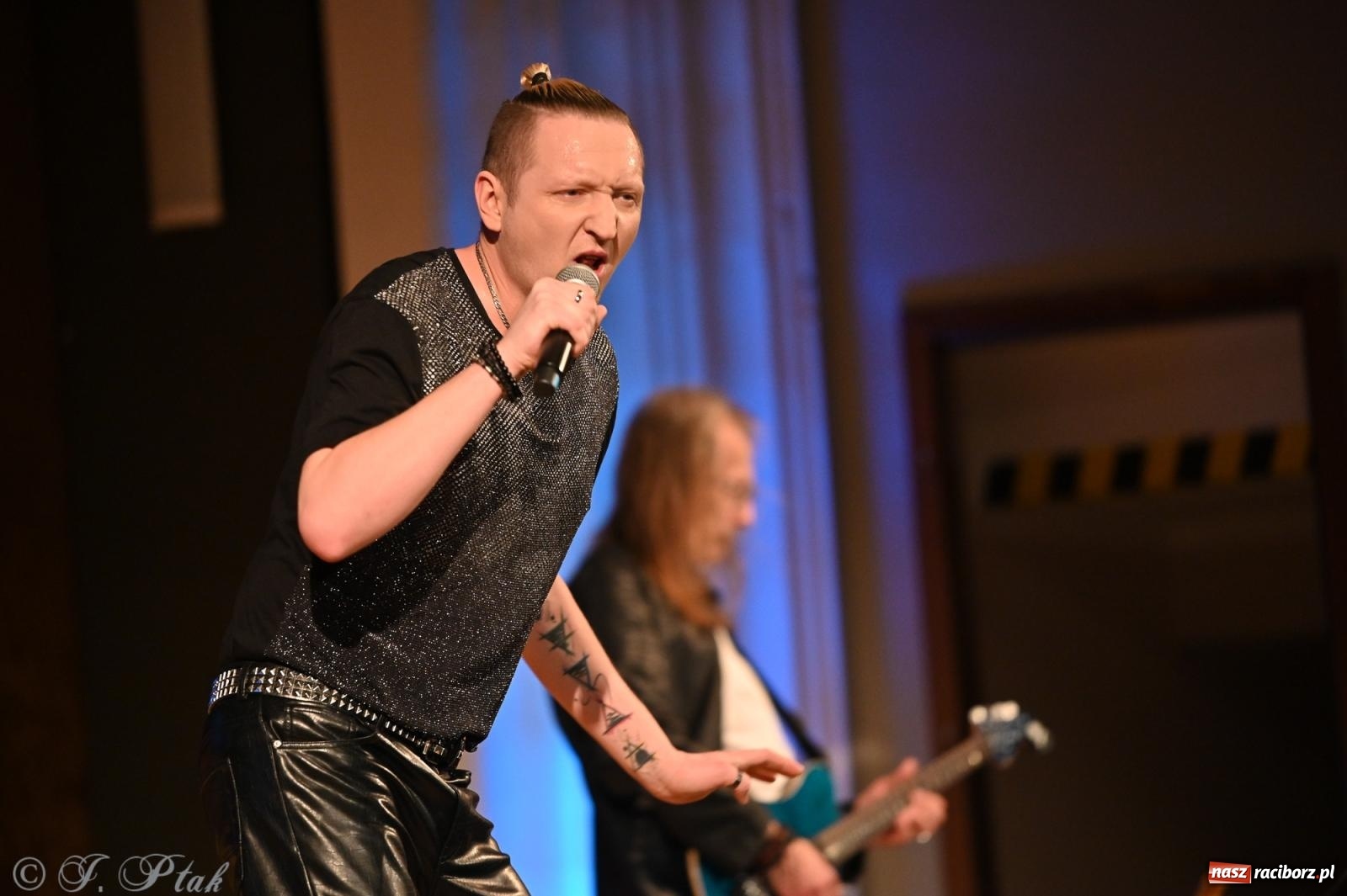 Zdjęcie w galerii na portalu naszraciborz.pl: Legendarny rock w symfonicznym wydaniu porwał publiczność w Raciborzu [FOTO] wiadomości z regionu