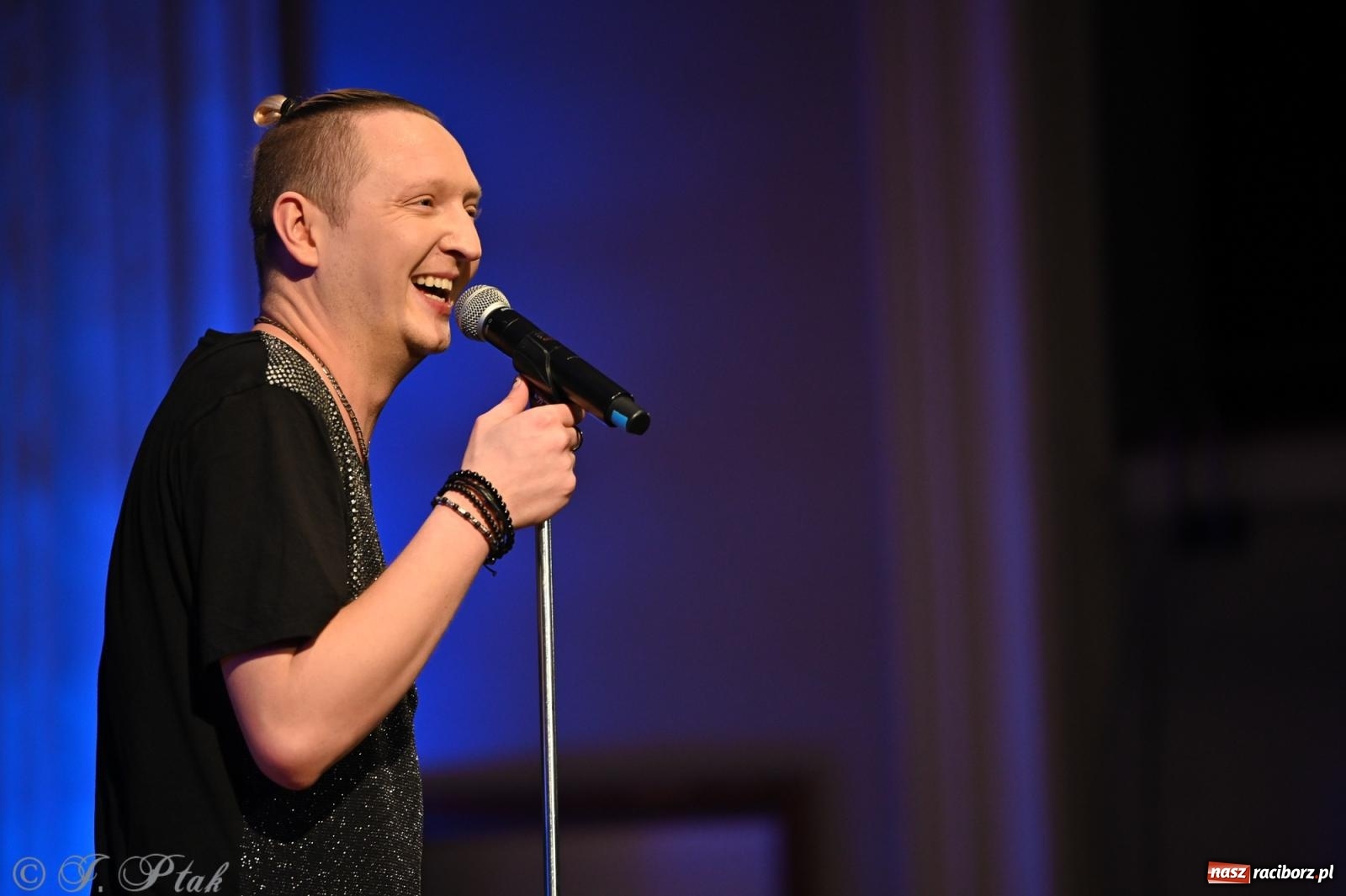 Zdjęcie w galerii na portalu naszraciborz.pl: Legendarny rock w symfonicznym wydaniu porwał publiczność w Raciborzu [FOTO] wiadomości z regionu