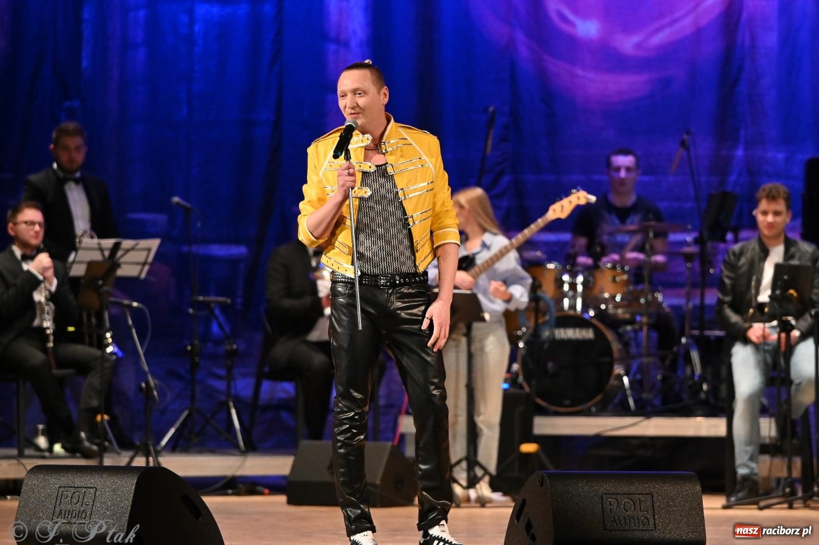 Zdjęcie w galerii na portalu naszraciborz.pl: Legendarny rock w symfonicznym wydaniu porwał publiczność w Raciborzu [FOTO] wiadomości z regionu
