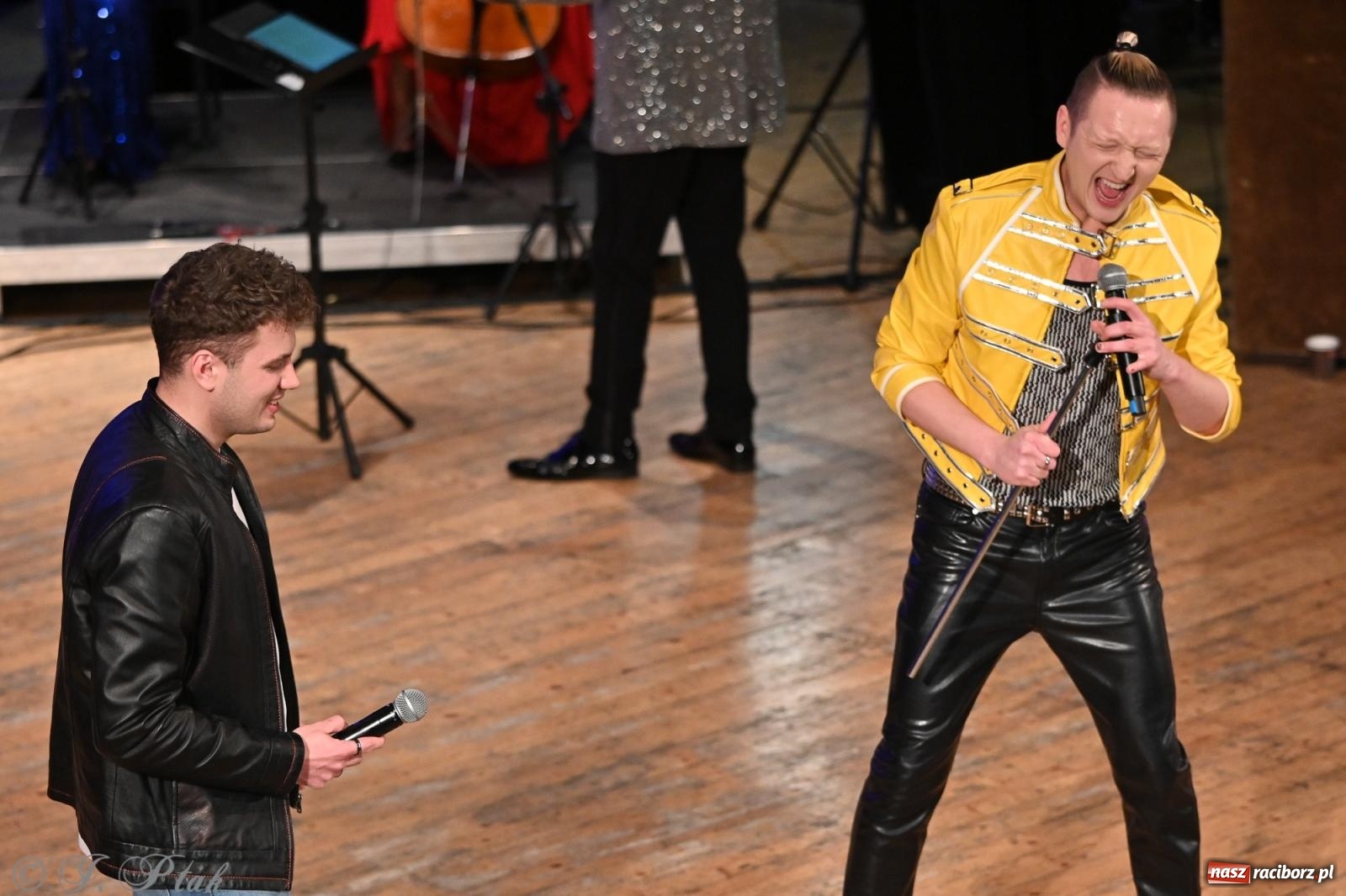 Zdjęcie w galerii na portalu naszraciborz.pl: Legendarny rock w symfonicznym wydaniu porwał publiczność w Raciborzu [FOTO] wiadomości z regionu